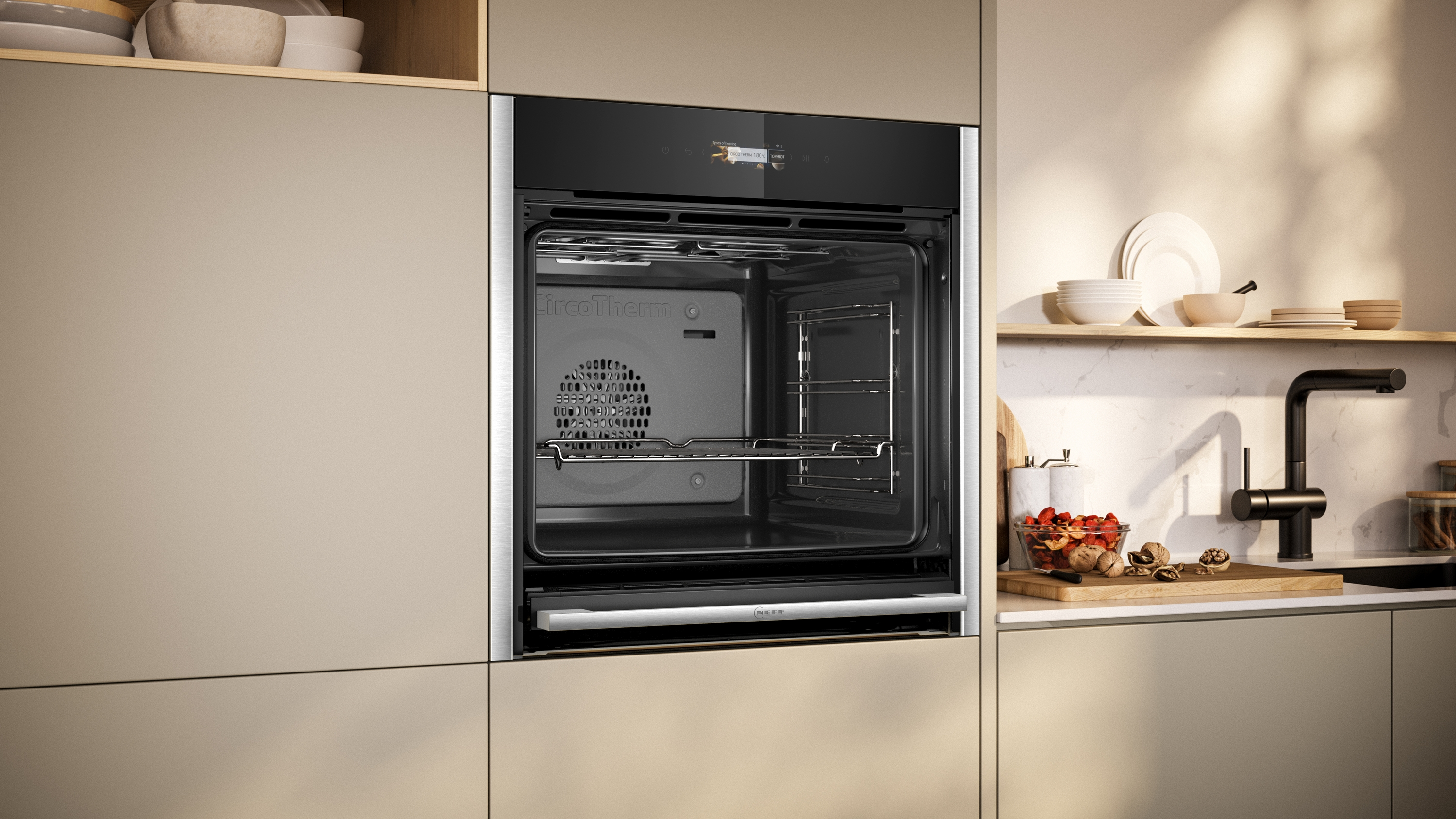 Ein in eine Küche eingebauter Backofen mit offener Tür. Enthält Regale und Lichter. Ein modernes Küchendesign.