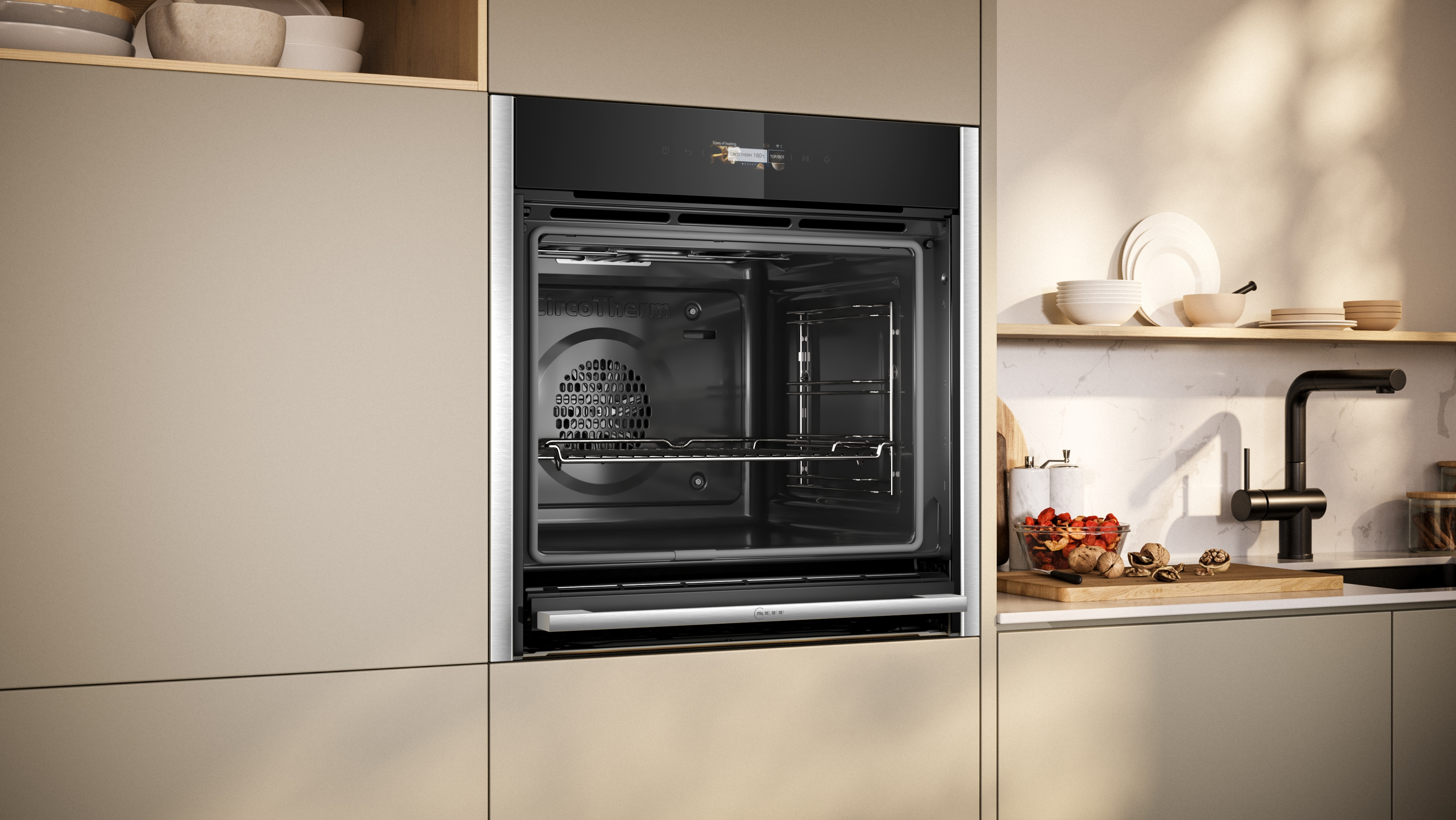 Ein offener schwarzer Backofen mit einem Metallrost im Inneren, in einer Küchenumgebung platziert.