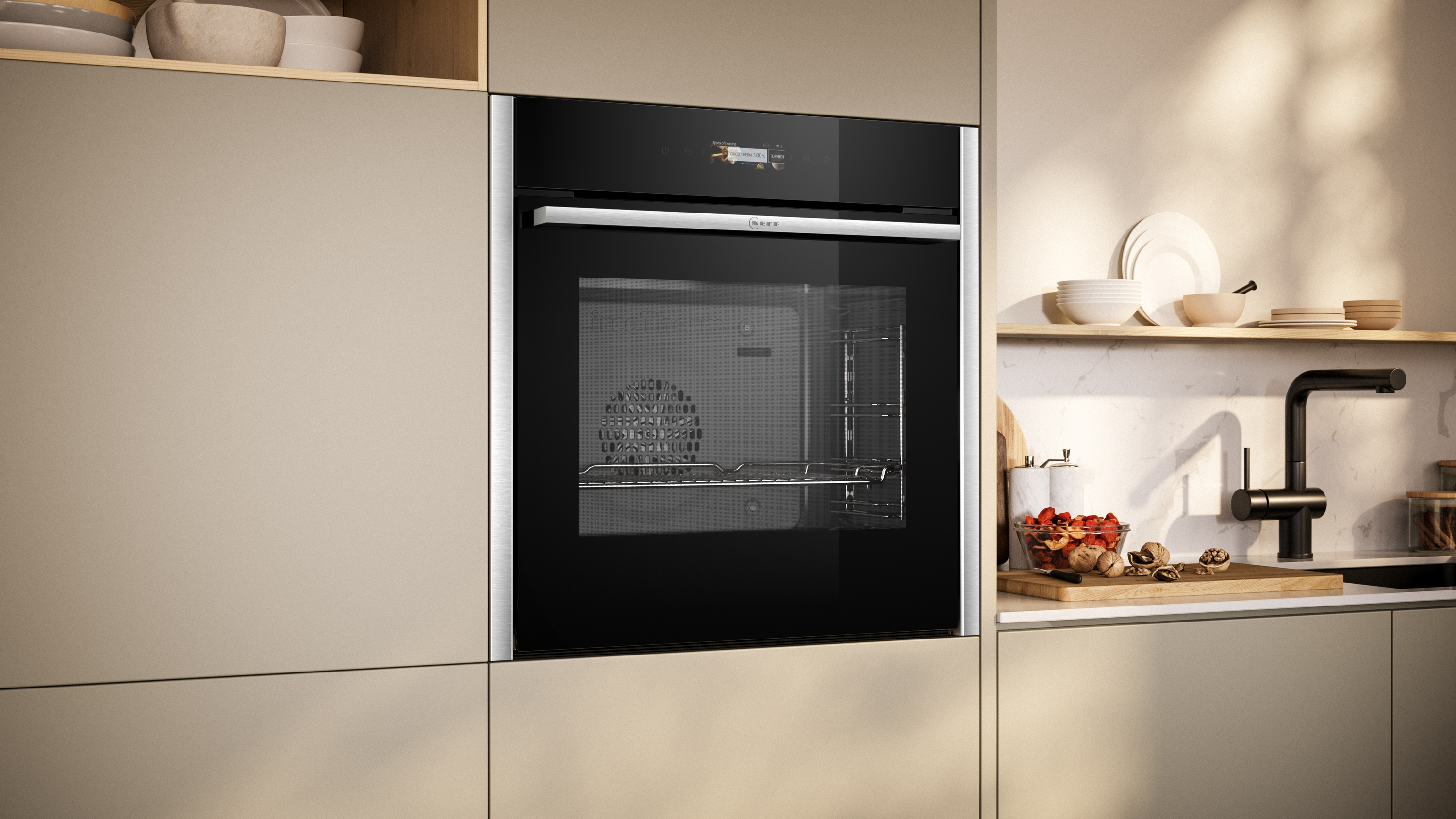 Einbau-Backofen. Küchenumgebung. Beige Schränke, schwarzer Ofen, Regale mit Gegenständen.