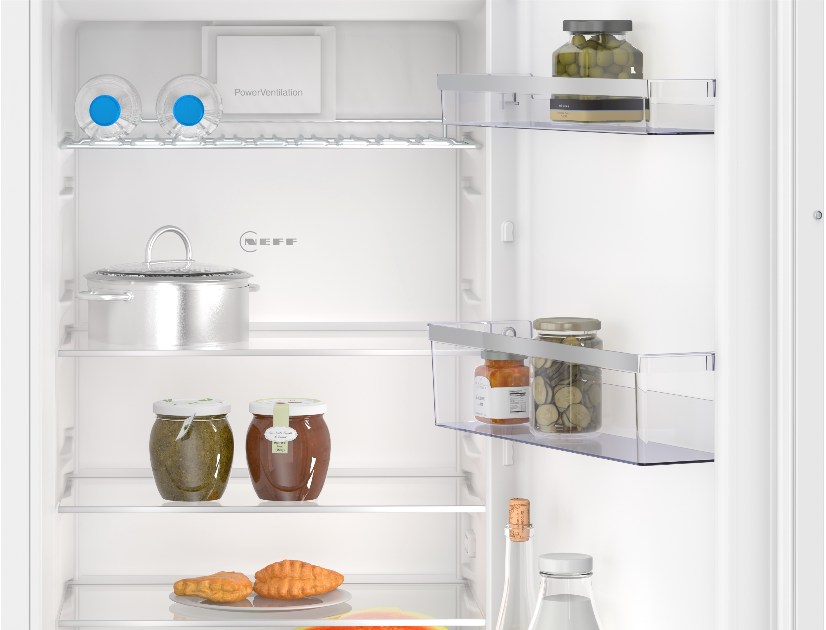Kühlschrank-Innenraum mit Regalen, die Gläser mit Essen und einen Topf halten.