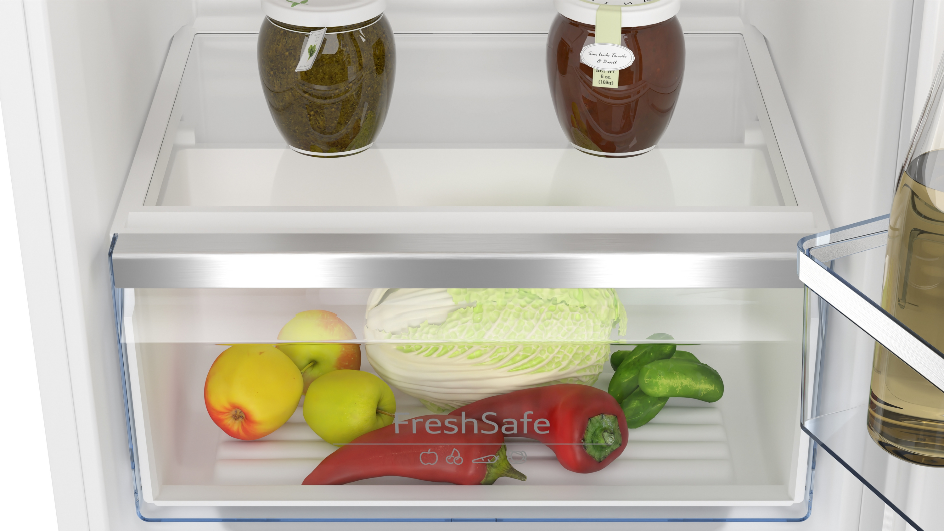 Kühlschrankinnenraum mit Obst, Gemüse und Gläsern, zeigt Regale.