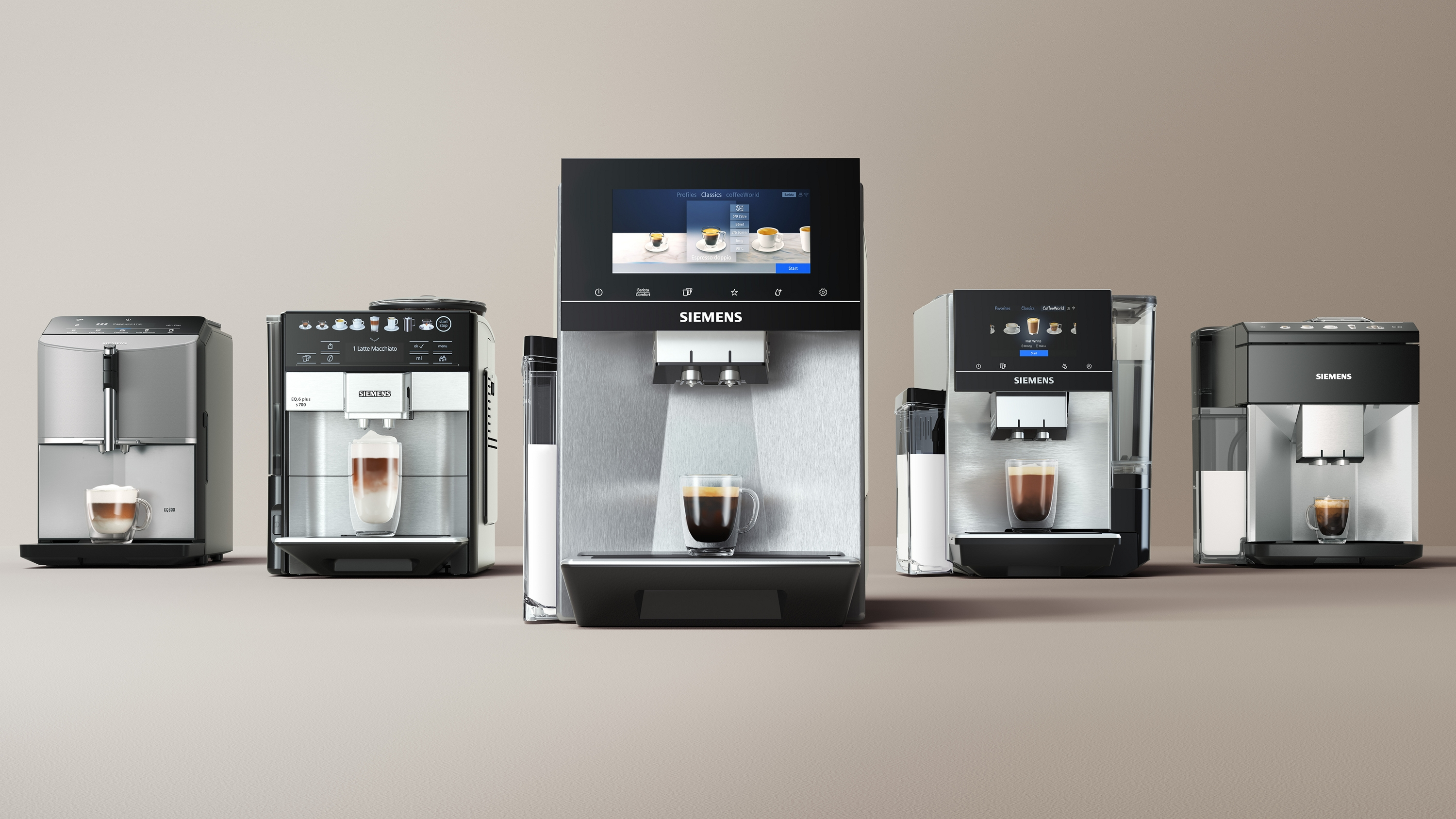 Mehrere Siemens-Kaffeemaschinen, unterschiedlicher Größe und Design, auf neutralem Hintergrund.