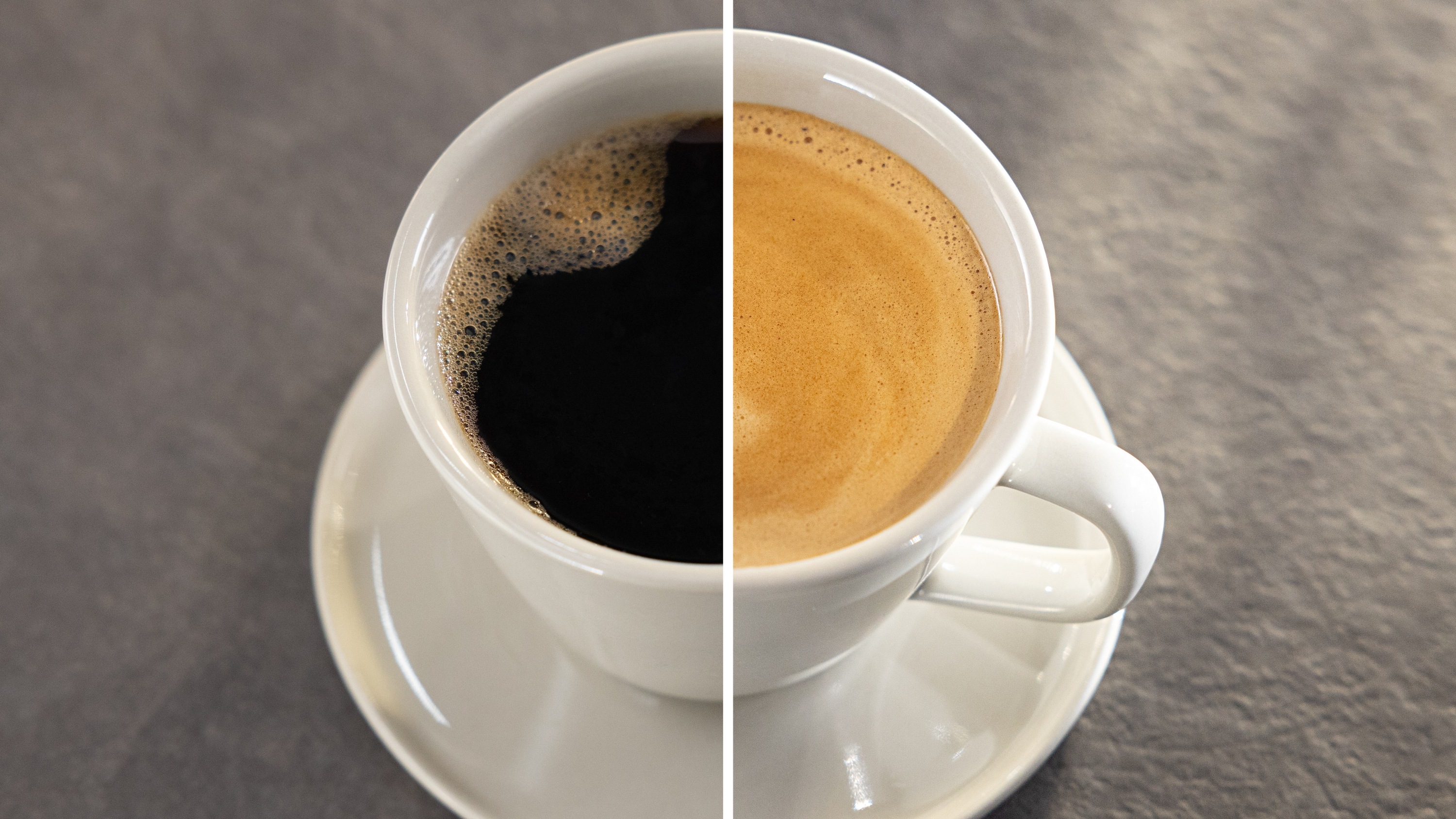Eine Kaffeetasse, geteilt. Eine Seite ist schwarzer Kaffee, die andere hat Milch.