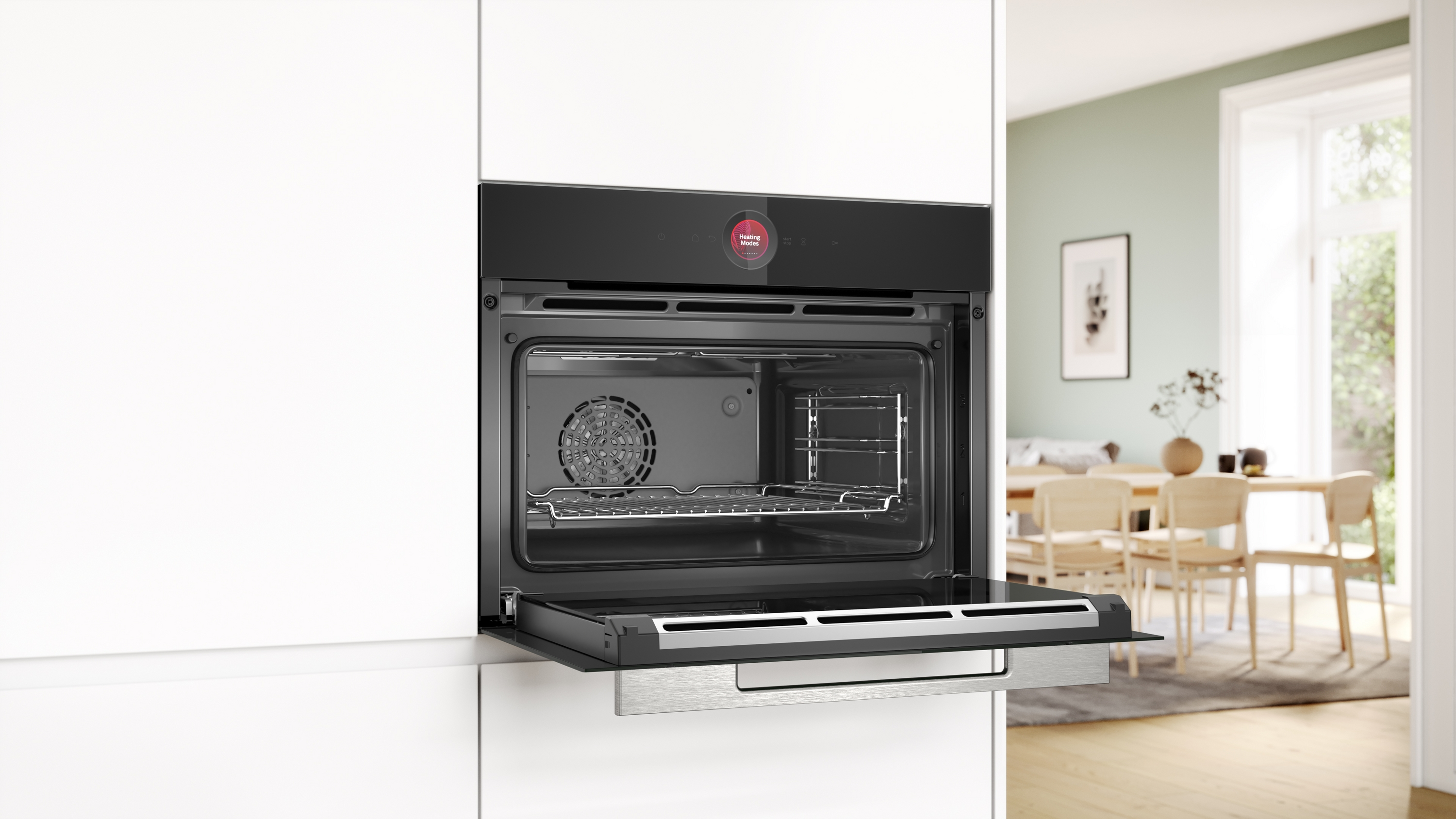 Ein in einen weißen Küchenschrank eingebauter Backofen, mit geöffneter Tür.