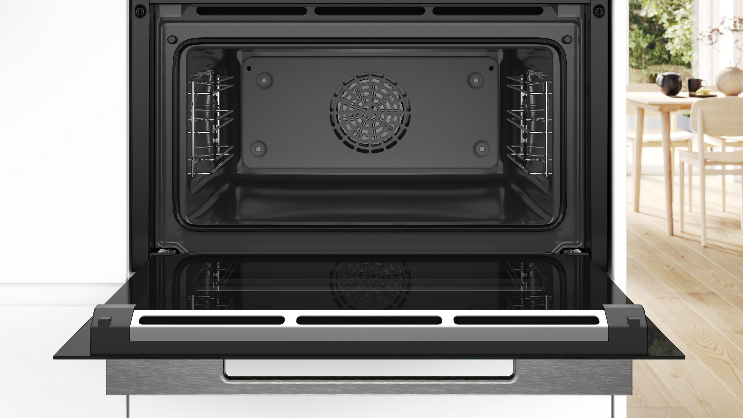 Backofen-Innenraum, offene Tür, Regale und Lüfter. Weiße Küchenumgebung.