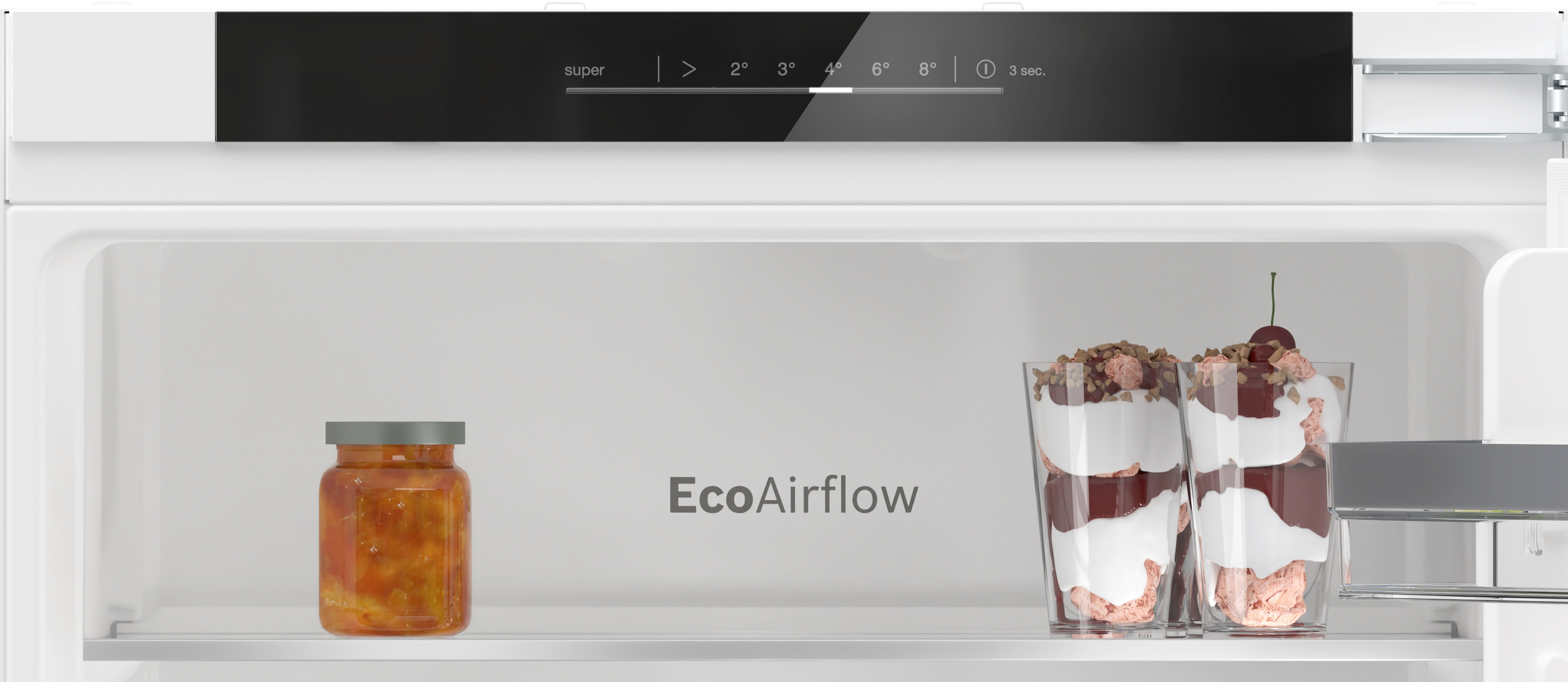 Intérieur de réfrigérateur avec un pot de confiture et deux verres à dessert superposés. Étiquette EcoAirflow visible.