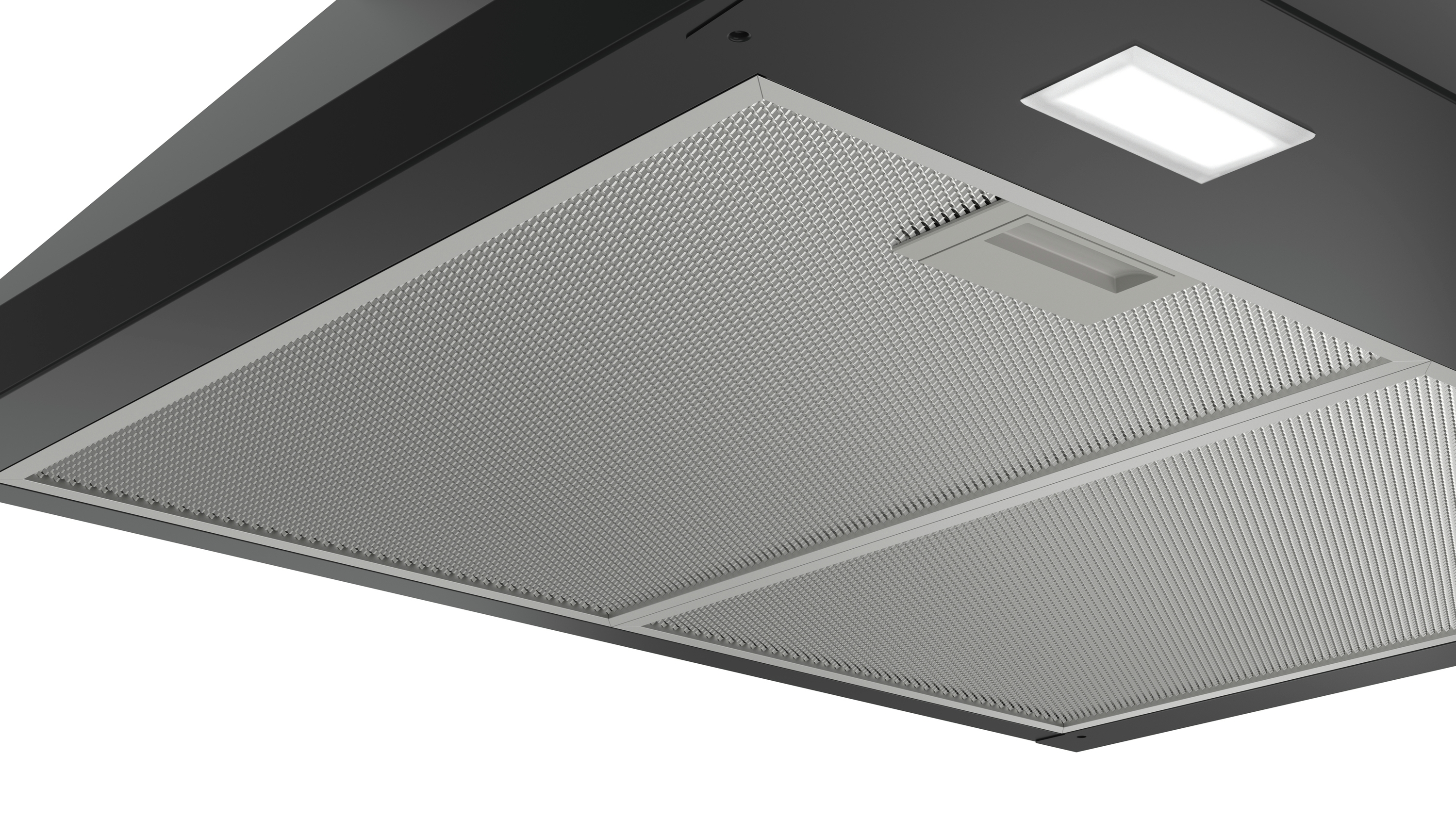 Onderaanzicht van een zwarte afzuigkap met een metalen gaasfilter en een klein, wit LED-licht.