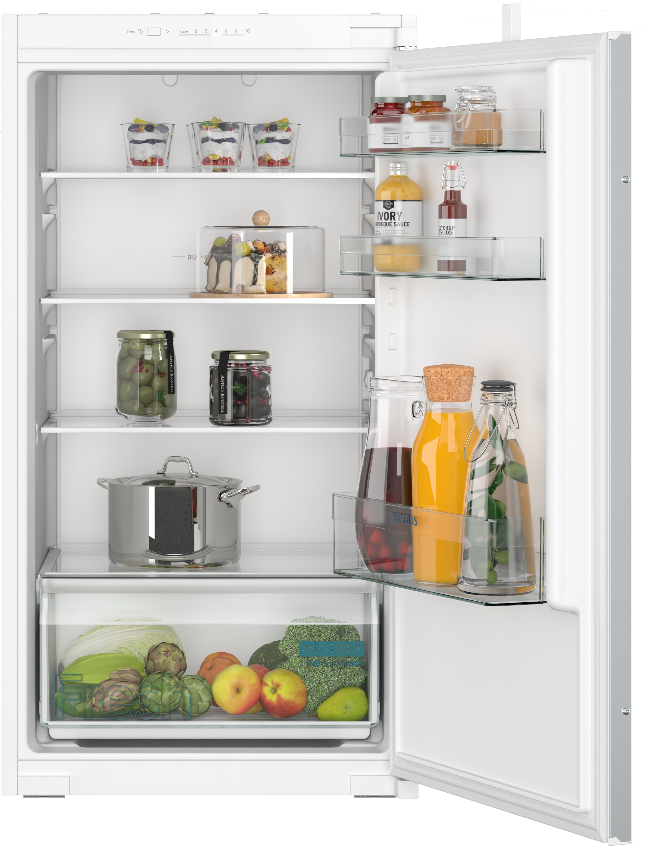 Un réfrigérateur ouvert rempli d'aliments, dont des fruits, des légumes et des bocaux de conserves.