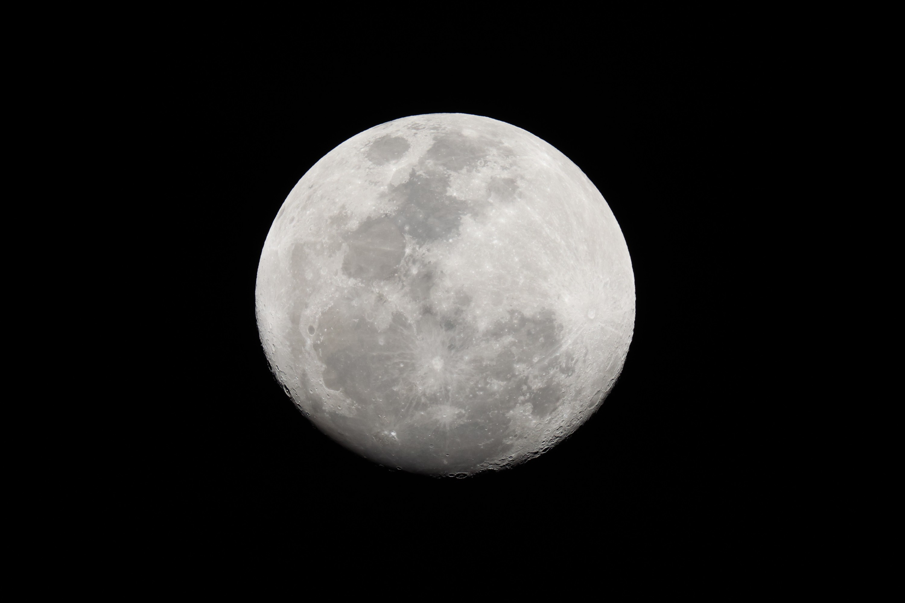 Vollmond am schwarzen Himmel, strukturierte Oberfläche.