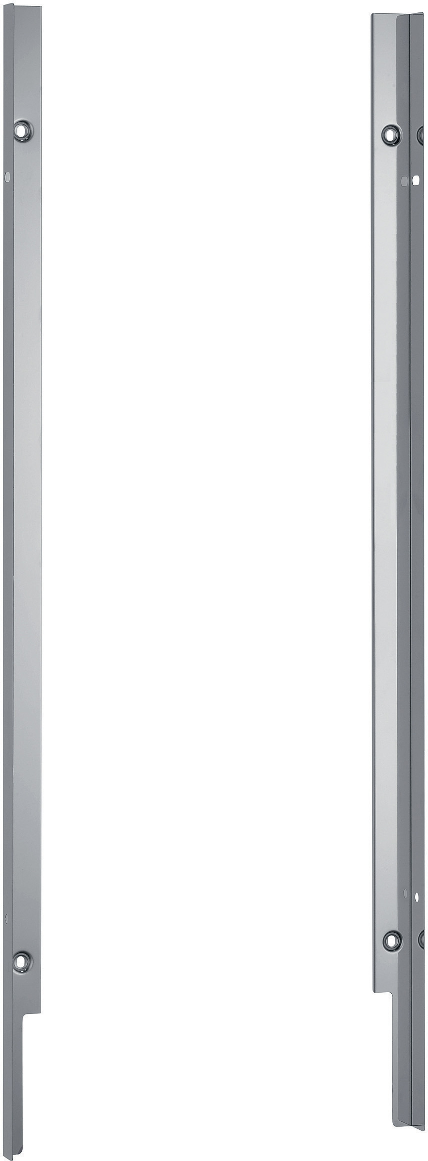 Zwei silberne Metallstreifen mit Löchern. Weißer Hintergrund. Sauberes und minimalistisches Design. Vertikale Ausrichtung.