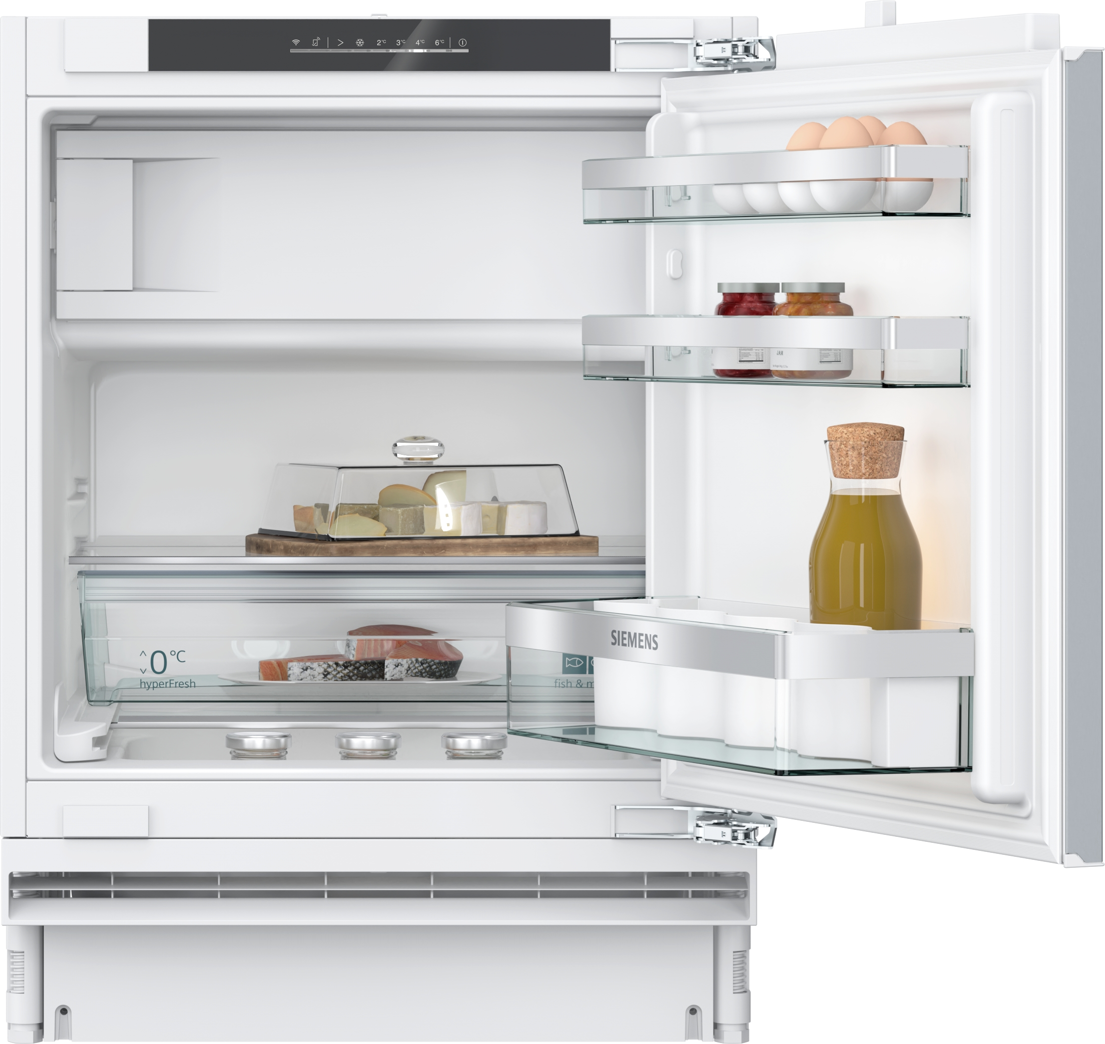 Offener Kühlschrankinnenraum mit Regalen, die Lebensmittel wie Eier, Käse und Öl enthalten.