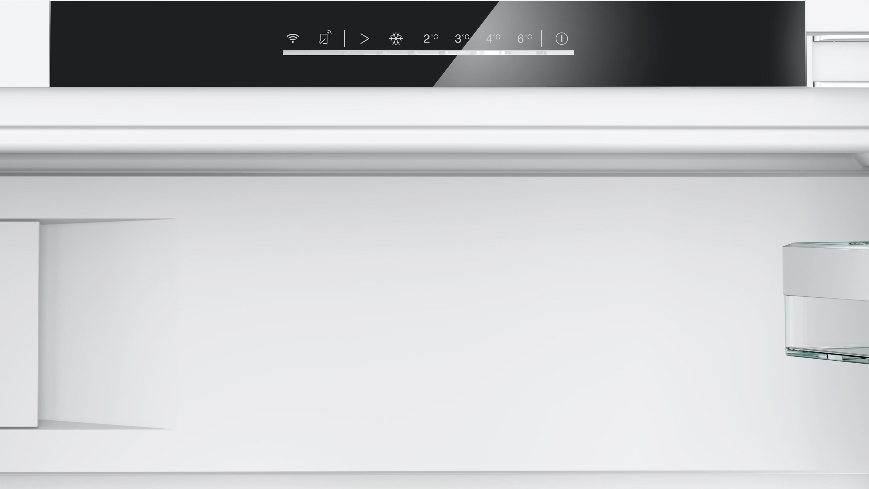 Innenraum eines Kühlschranks mit schwarzem Bedienfeld. Es zeigt Temperatureinstellungen und WLAN-Anzeige.
