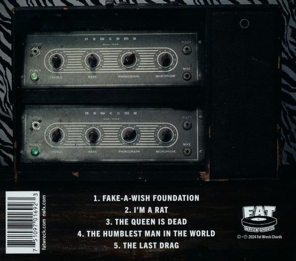 Albumcover mit zwei schwarzen Verstärkern und einer Liste von Titeln. Auf der linken Seite ist ein Barcode zu sehen.