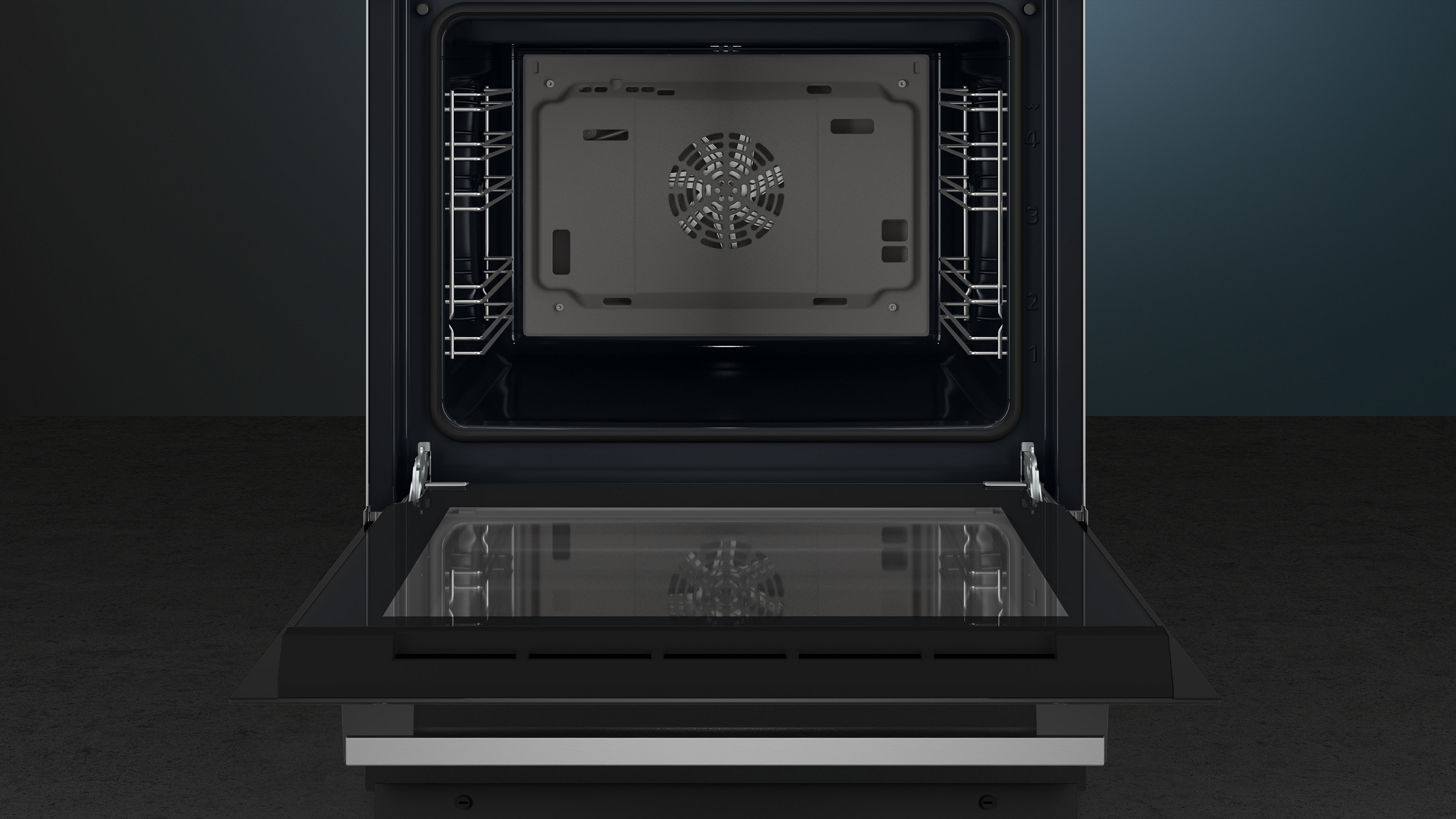 Een open oven met zilveren roosters en een ventilator binnenin.