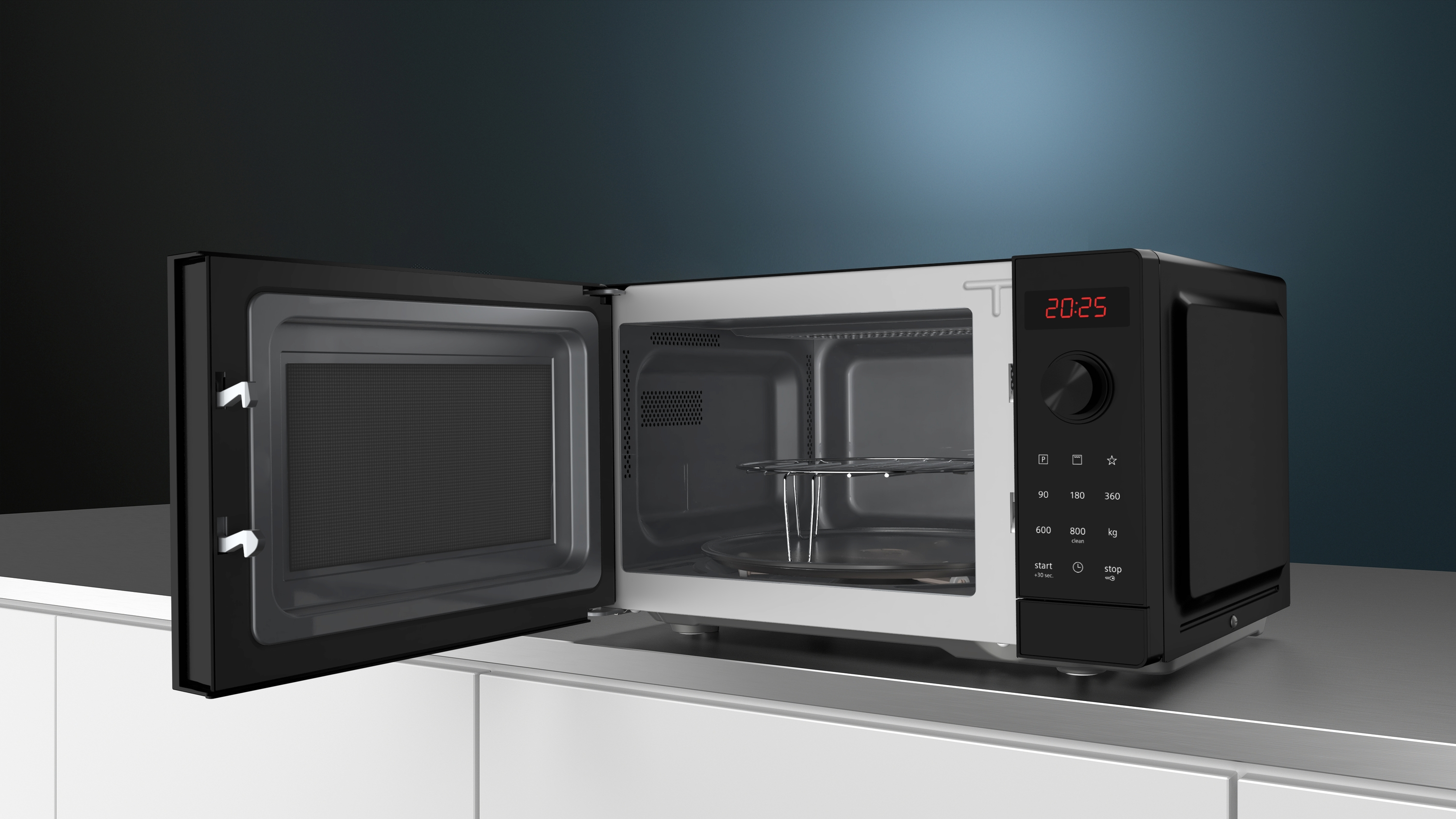 Eine offene schwarze Mikrowelle mit digitalem Display steht auf einer Küchenzeile.