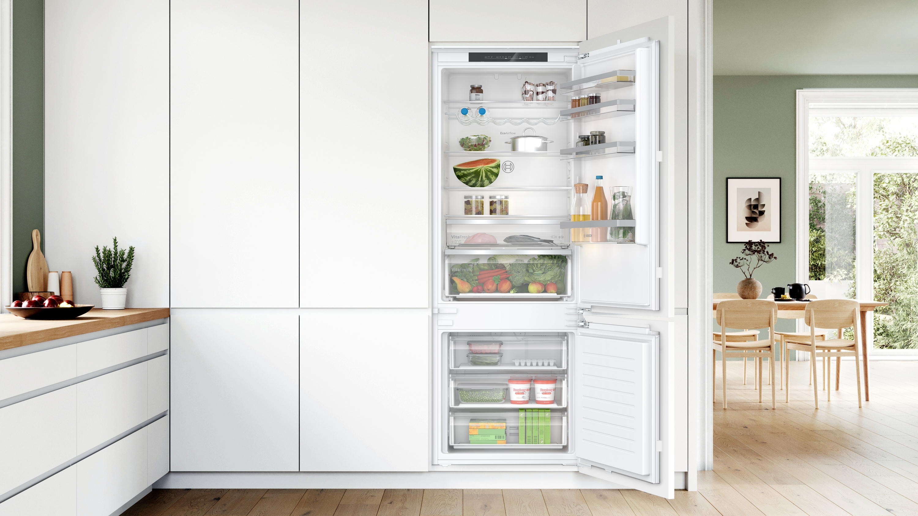 Geöffneter Kühlschrank mit Lebensmitteln: Obst, Gemüse und andere Lebensmittel.