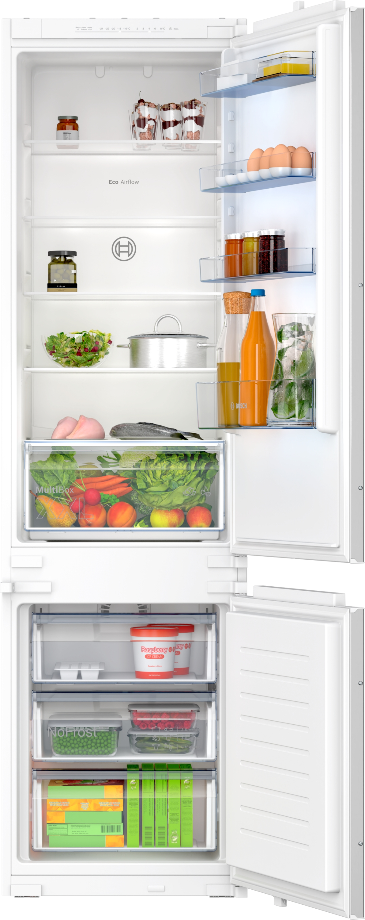 Offener Kühlschrank mit Lebensmitteln. Früchte, Gemüse, Eier und Gläser sind sichtbar.