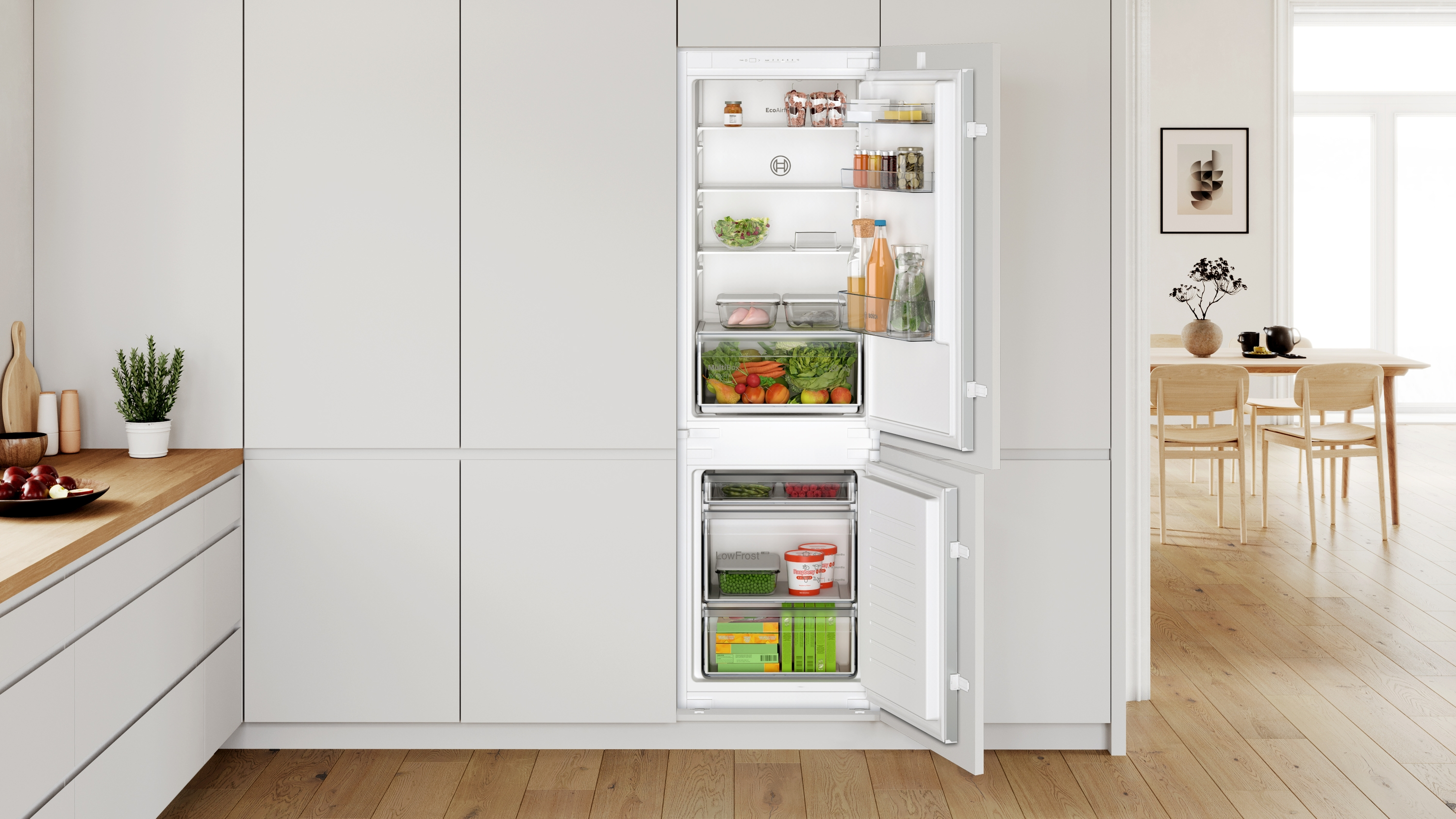 Offener weißer Kühlschrank, Regale mit Lebensmitteln. Küchenumgebung, helles Licht.