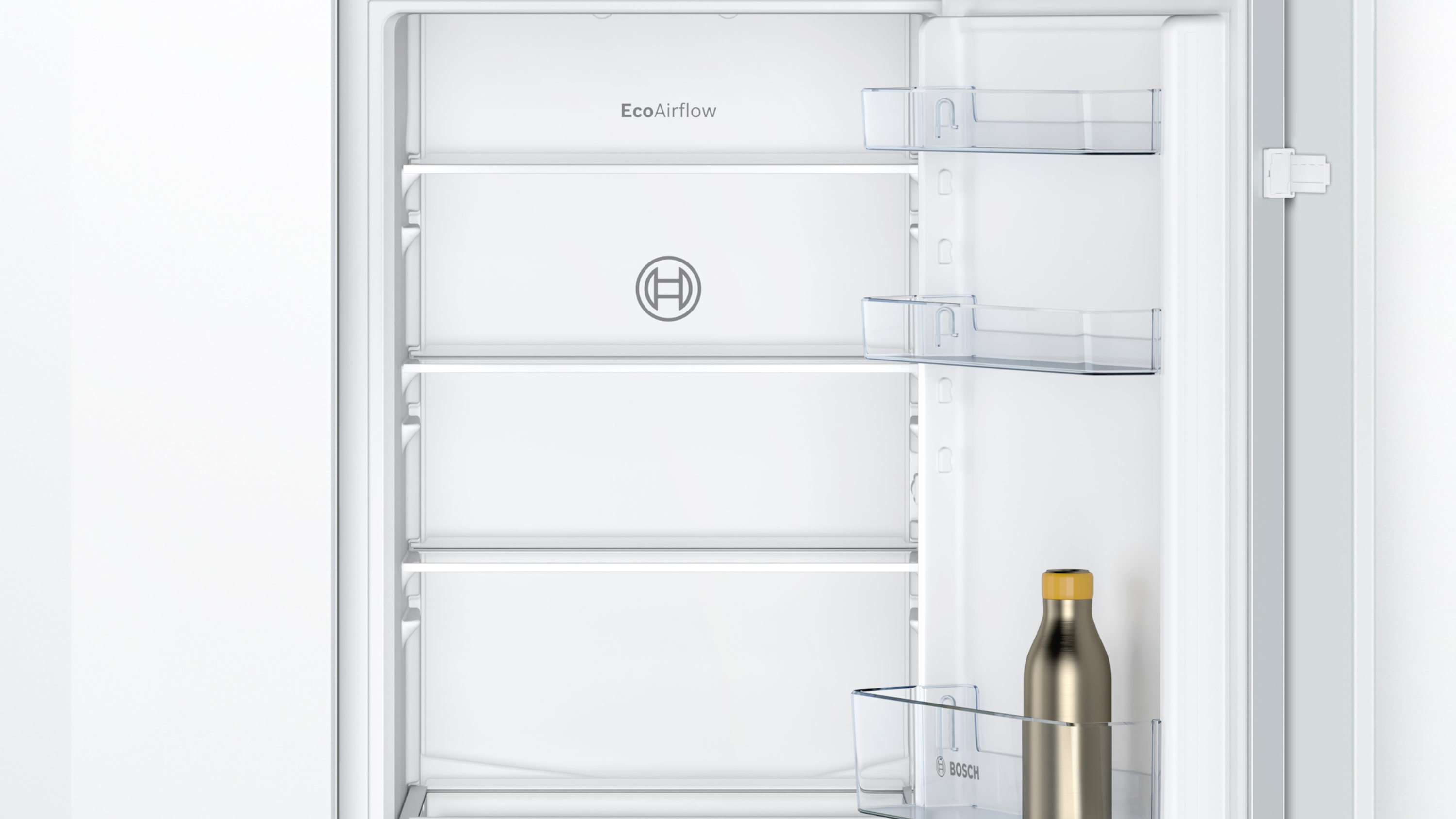 Offener Kühlschrank mit Regalen, Behältern, Bosch-Logo und einer Flasche.