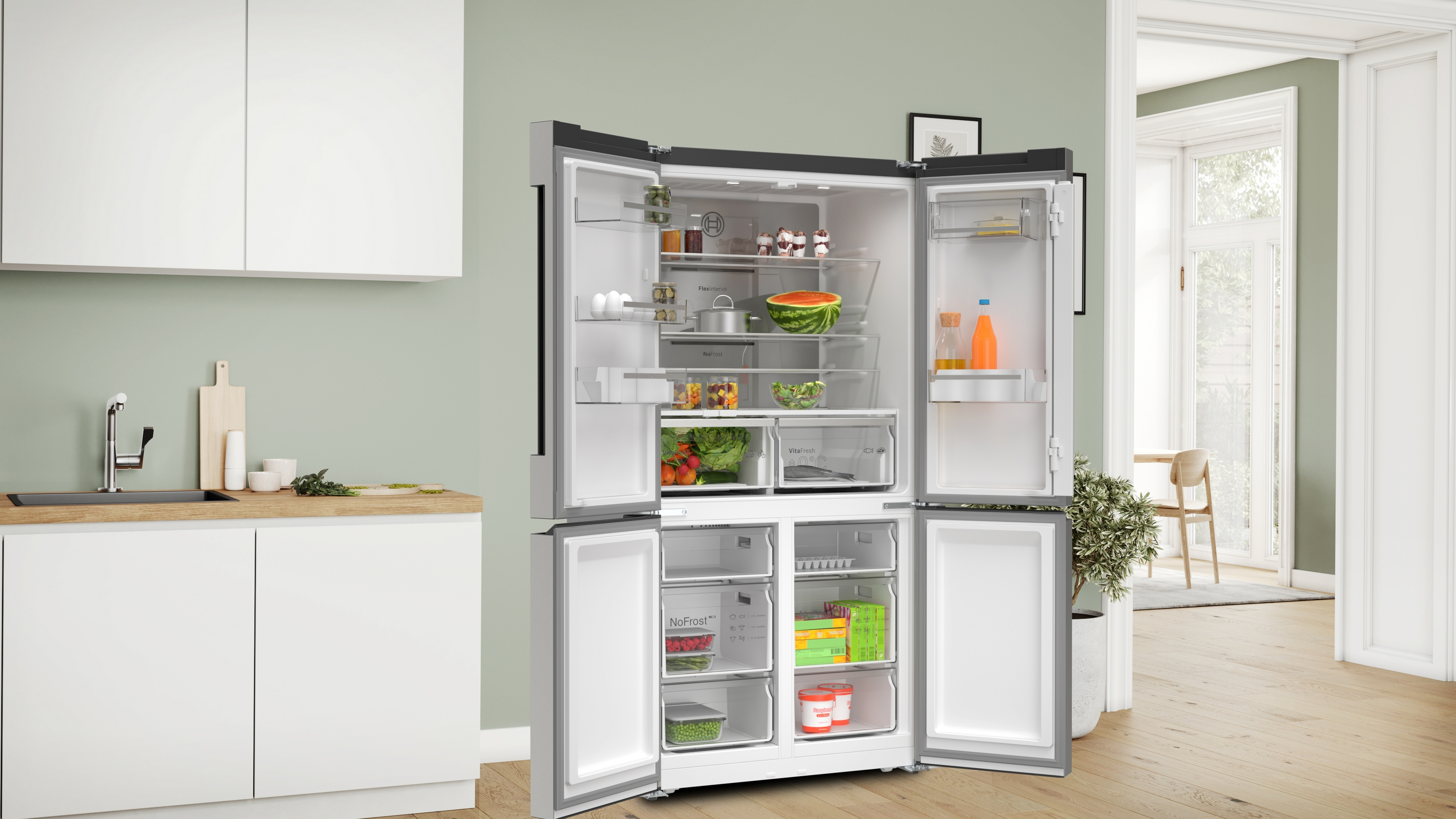 Kühlschrankinnenraum: Glas, Parfaits, Salat, Topf, Wassermelone und Regale mit Lebensmitteln.
