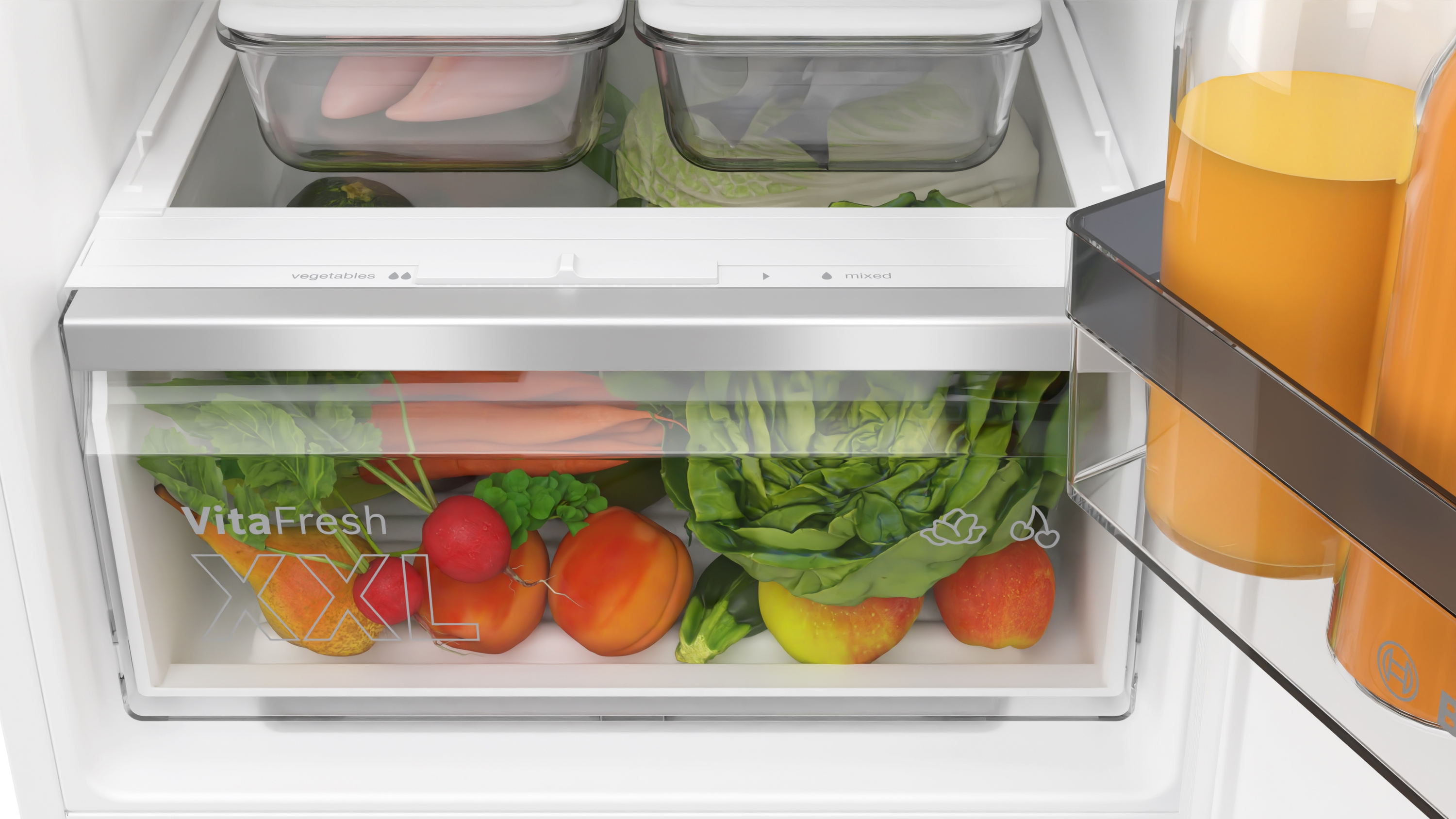 Nahaufnahme einer Kühlschublade mit Gemüse und Obst.
