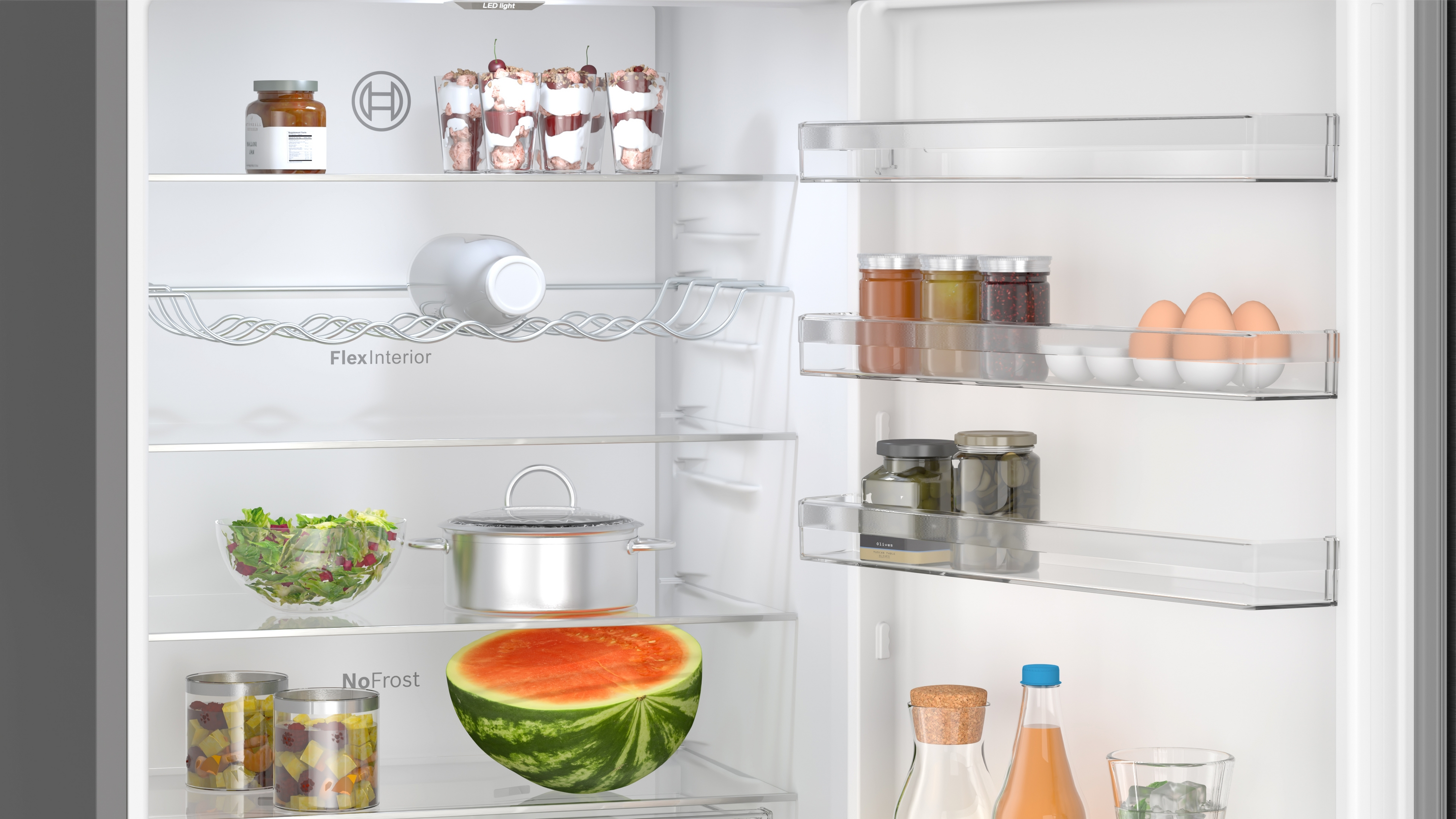 Offener Kühlschrank mit Lebensmitteln auf Regalen, einschließlich Wassermelone.