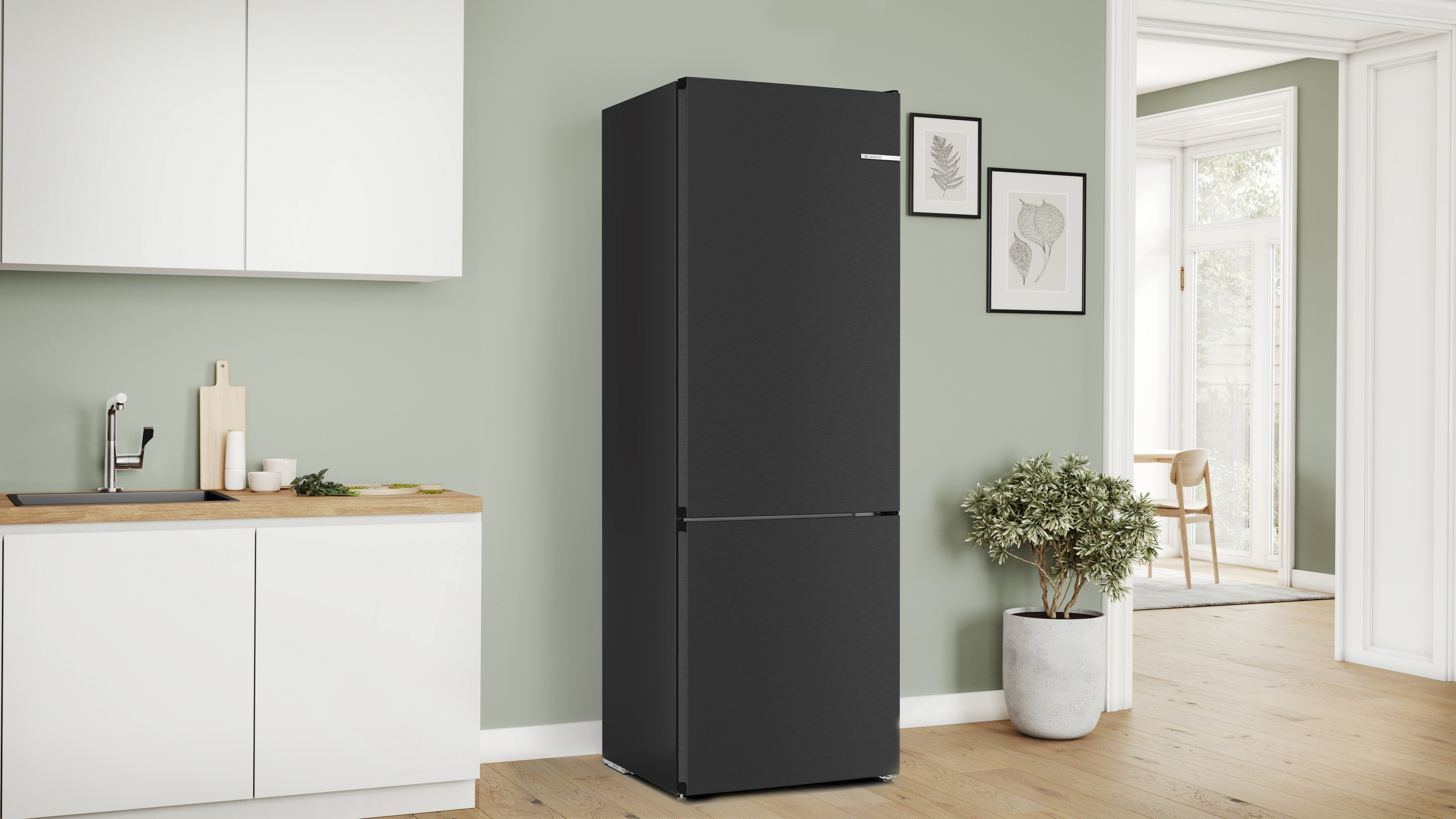 Schwarzer Kühlschrank in einer modernen Küchenumgebung.