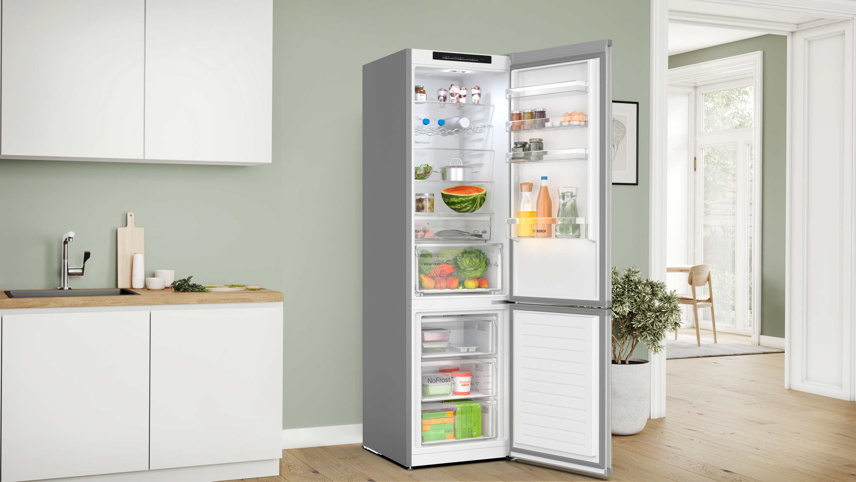 Geöffneter Kühlschrank mit Lebensmittelregalen. Enthält Obst, Gemüse, Getränke und Milchprodukte.