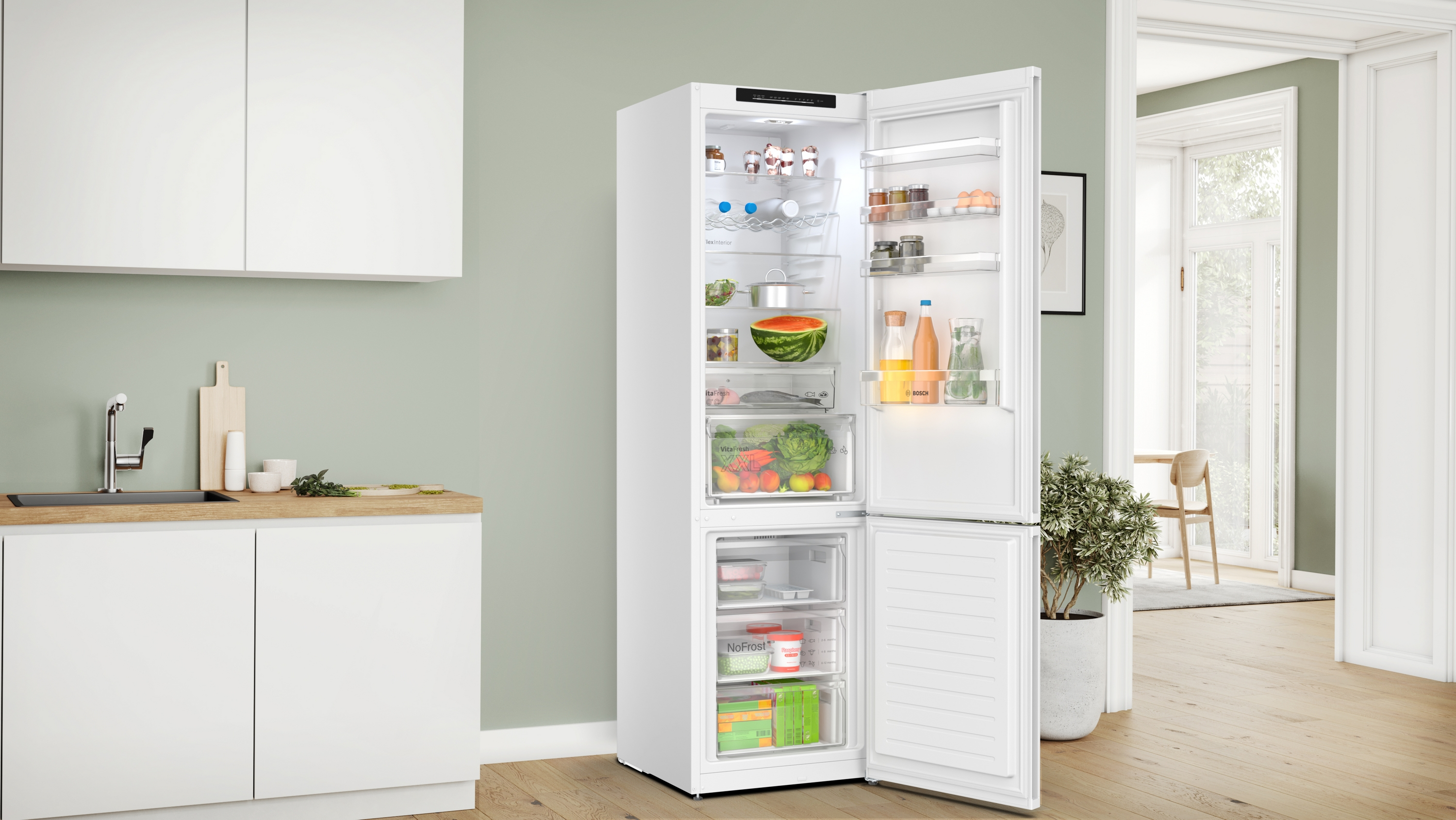 Ein weißer Kühlschrank mit offenen Türen, der Lebensmittel und Regale zeigt.
