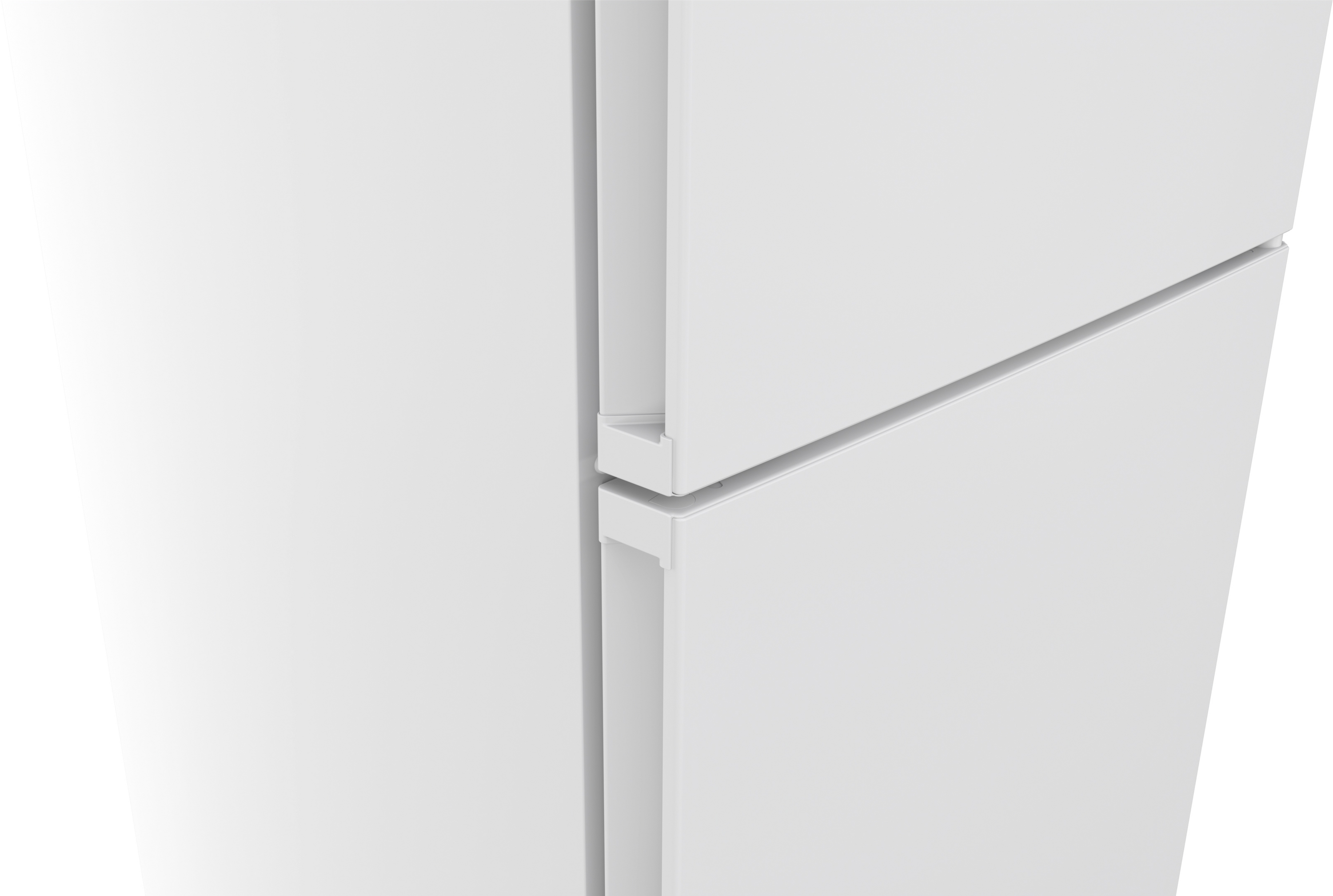 Ein weißer Kühlschrank mit weißen Türen. Die Türen sind geschlossen.