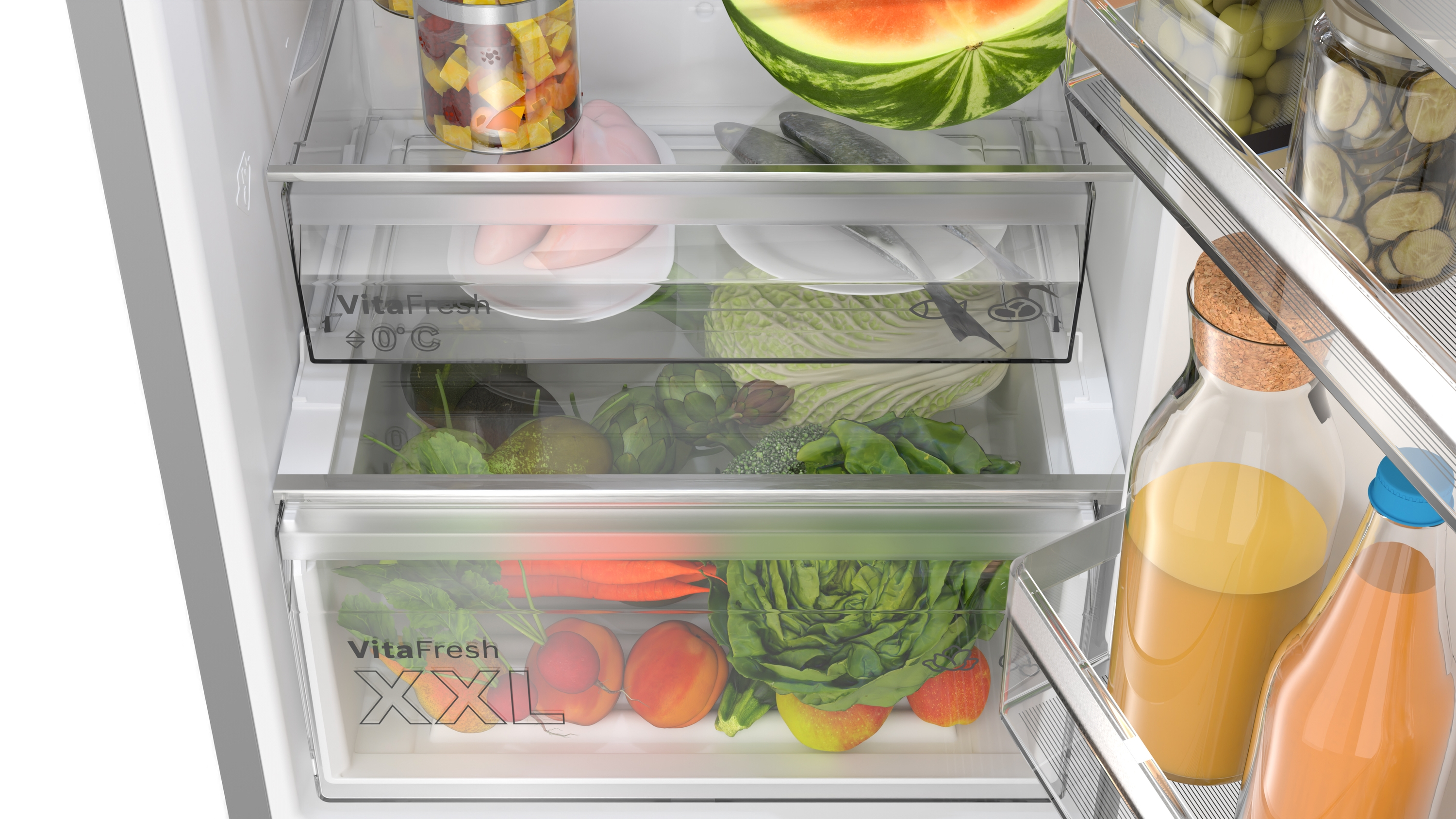 Kühlschubladen gefüllt mit Obst, Gemüse und Saftflaschen.