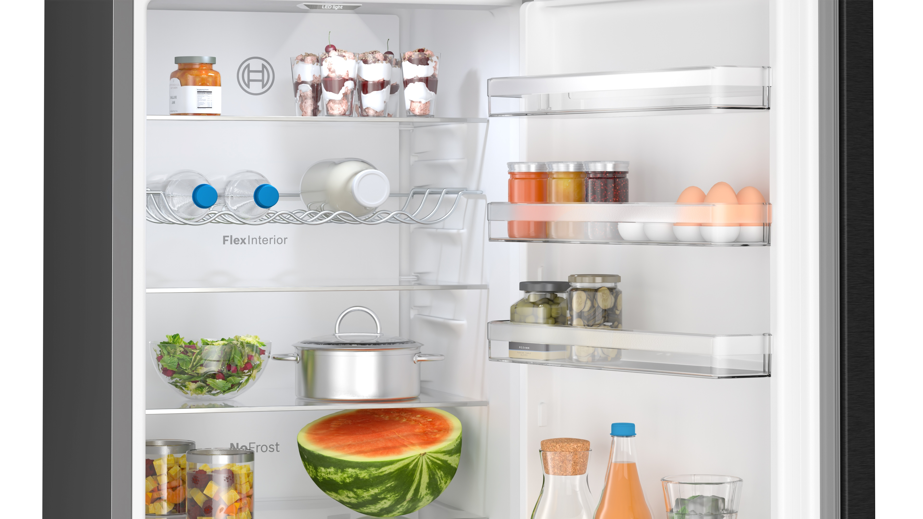 Kühlschrank-Innenraum mit Regalen voller Lebensmittel, darunter Gläser und Früchte.