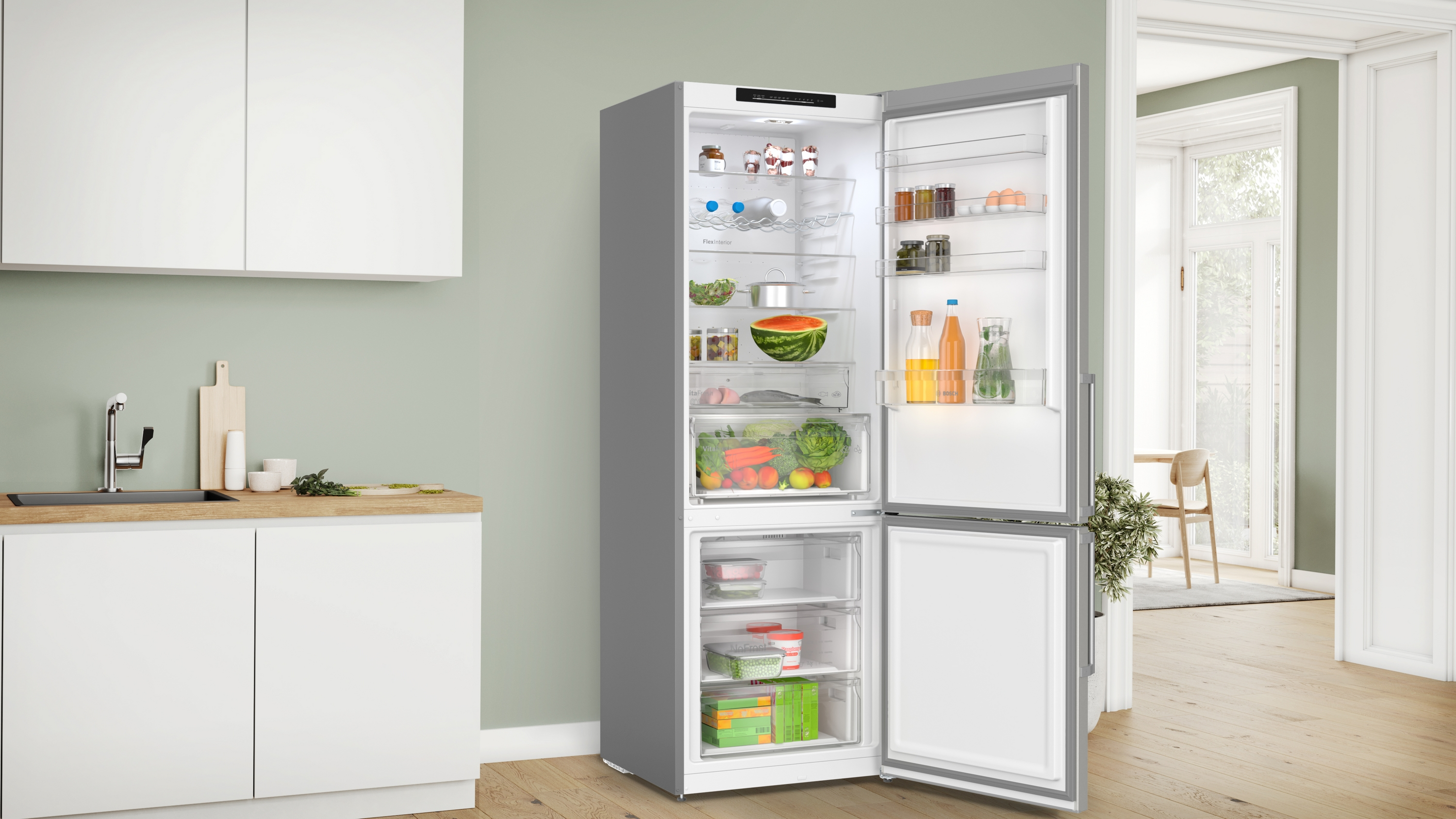 Kühlschrank mit offener Tür, gefüllt mit Lebensmitteln. Weißes Kücheninterieur im Hintergrund.