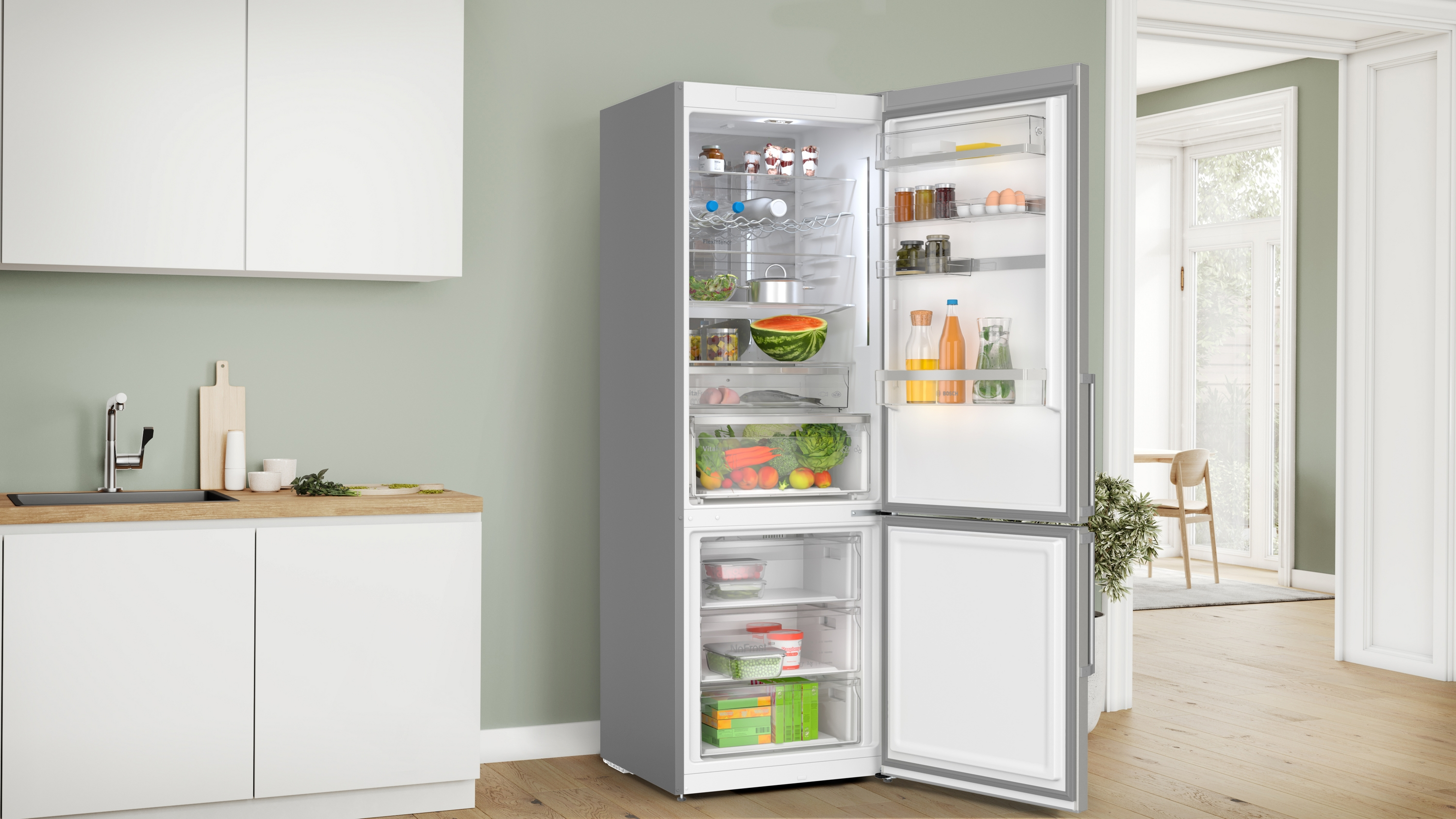 Geöffneter Kühlschrank. Innen sind Gemüse, Obst und Getränke sichtbar.