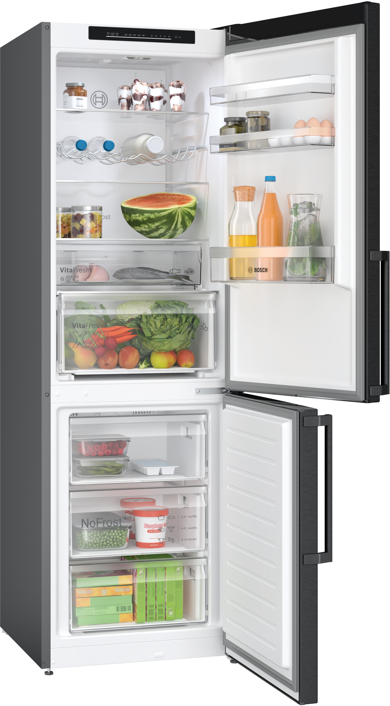 Geöffneter Kühlschrank mit Lebensmitteln. Enthält Obst, Gemüse und verschiedene Behälter.