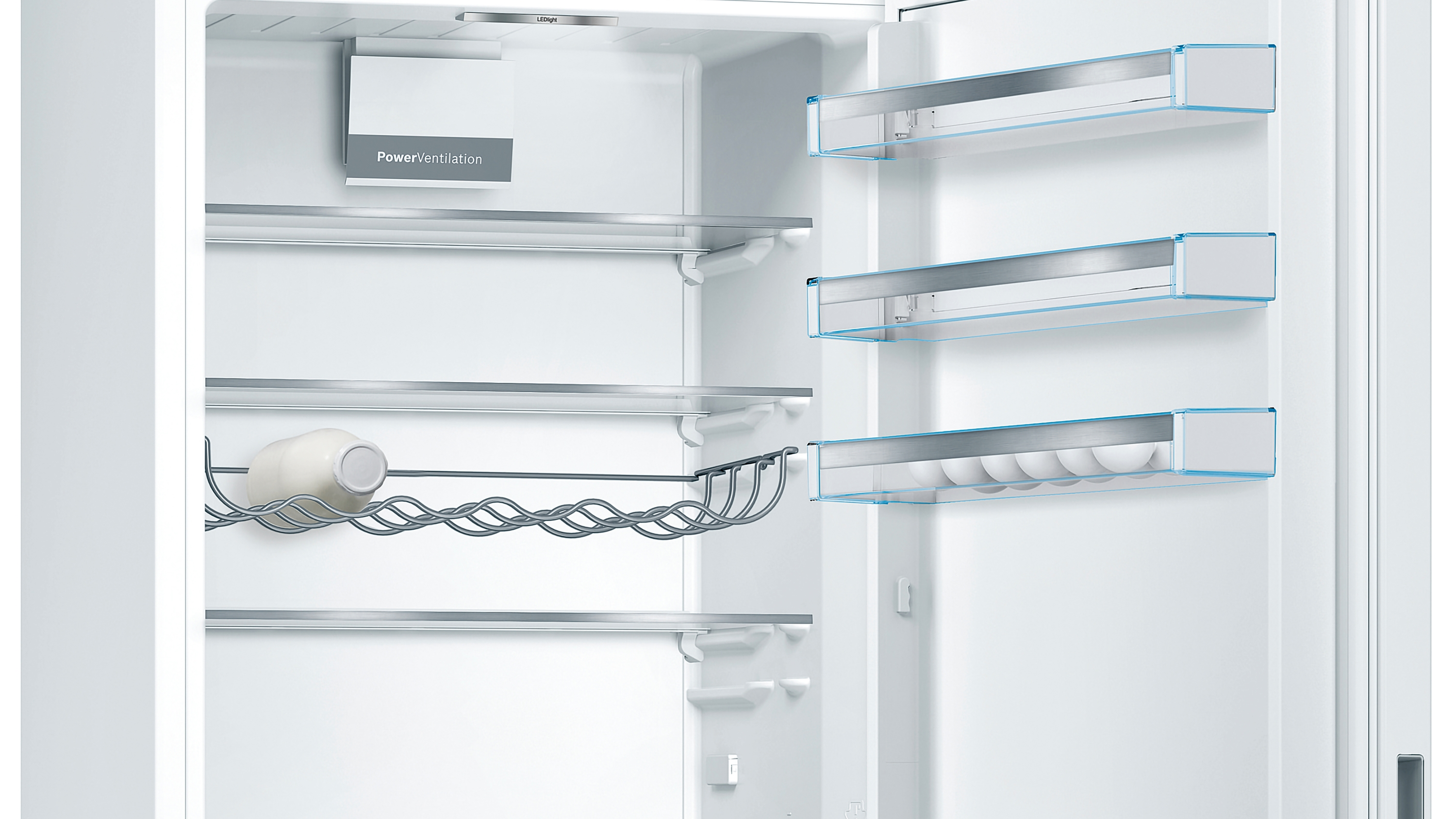 Kühlschrank-Innenraum, zeigt Regale, eine Flaschenhalterung und das PowerVentilation-System.