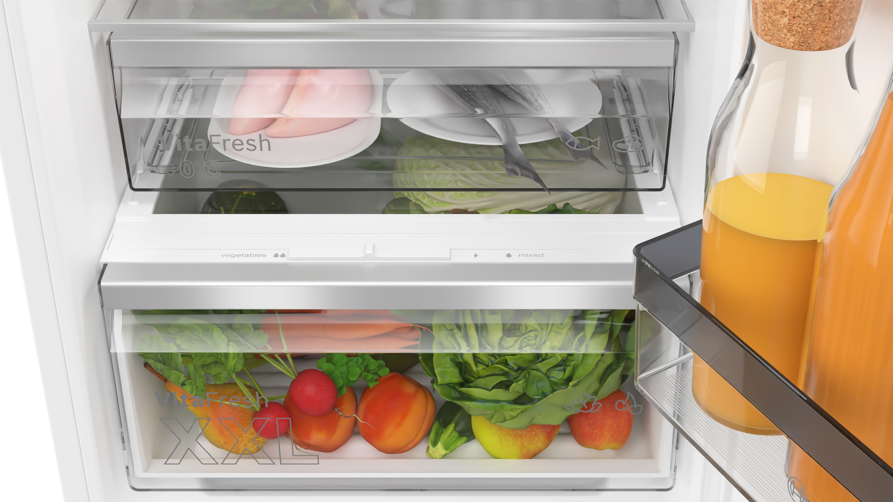Im Kühlschrank: oberes Regal mit Fleisch, unteres Regal mit Gemüse und Äpfeln, und Saftflaschen.