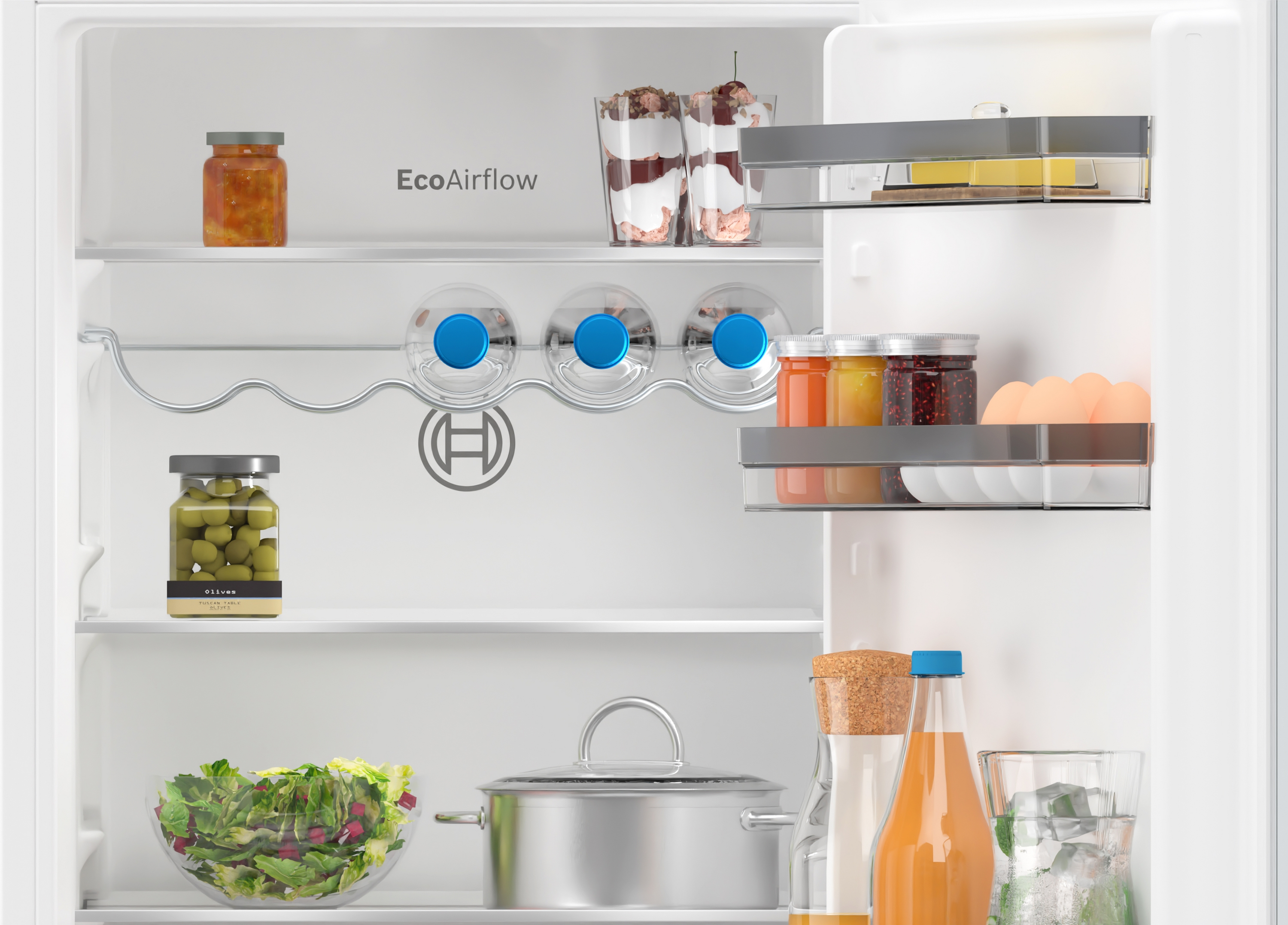 Im Kühlschrank mit Lebensmitteln. Gläser, Flaschen und eine Schüssel Salat sind sichtbar.