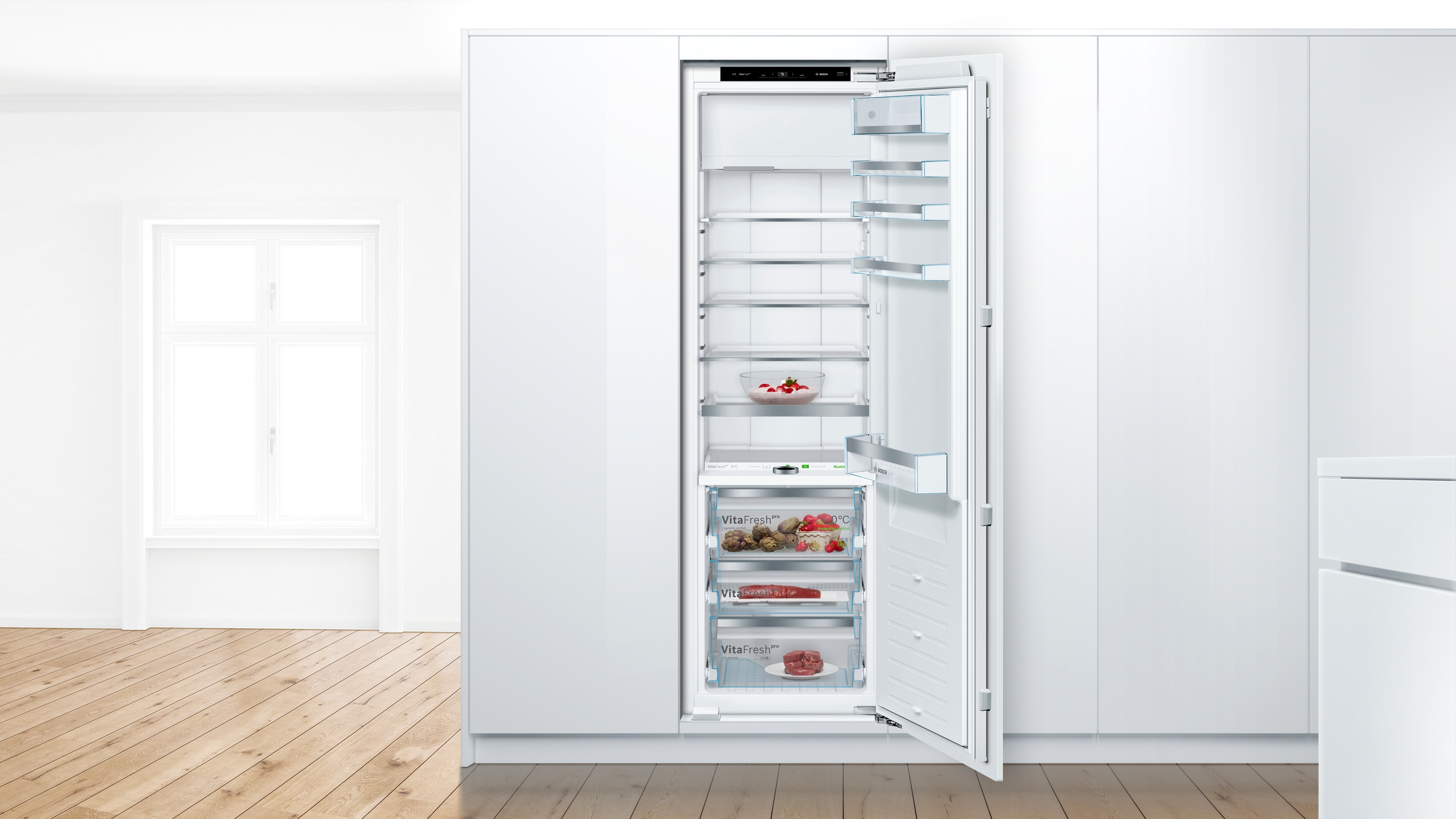 Offener weißer Kühlschrank mit Regalen und Lebensmitteln. Weißer Raum.