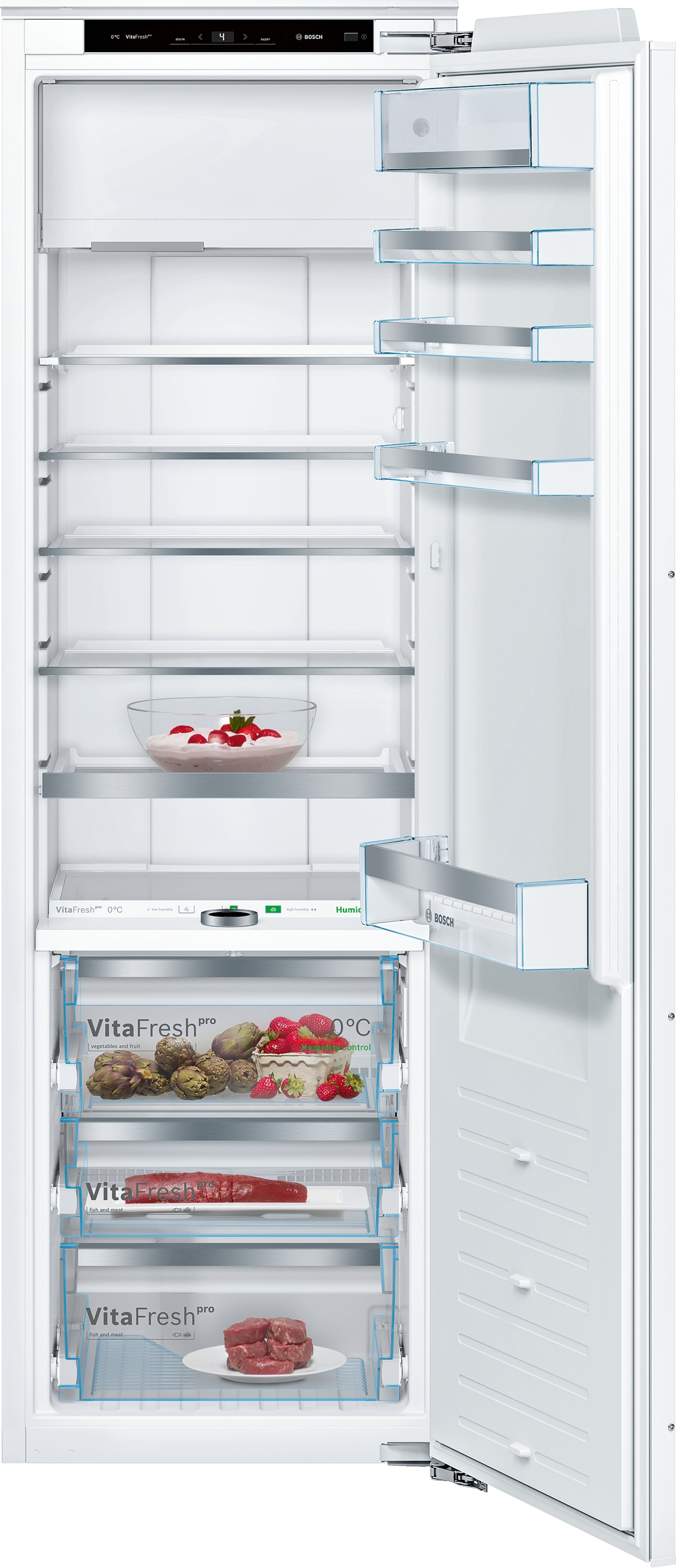 Ein hoher weißer Kühlschrank, geöffnet, mit Essen drin.