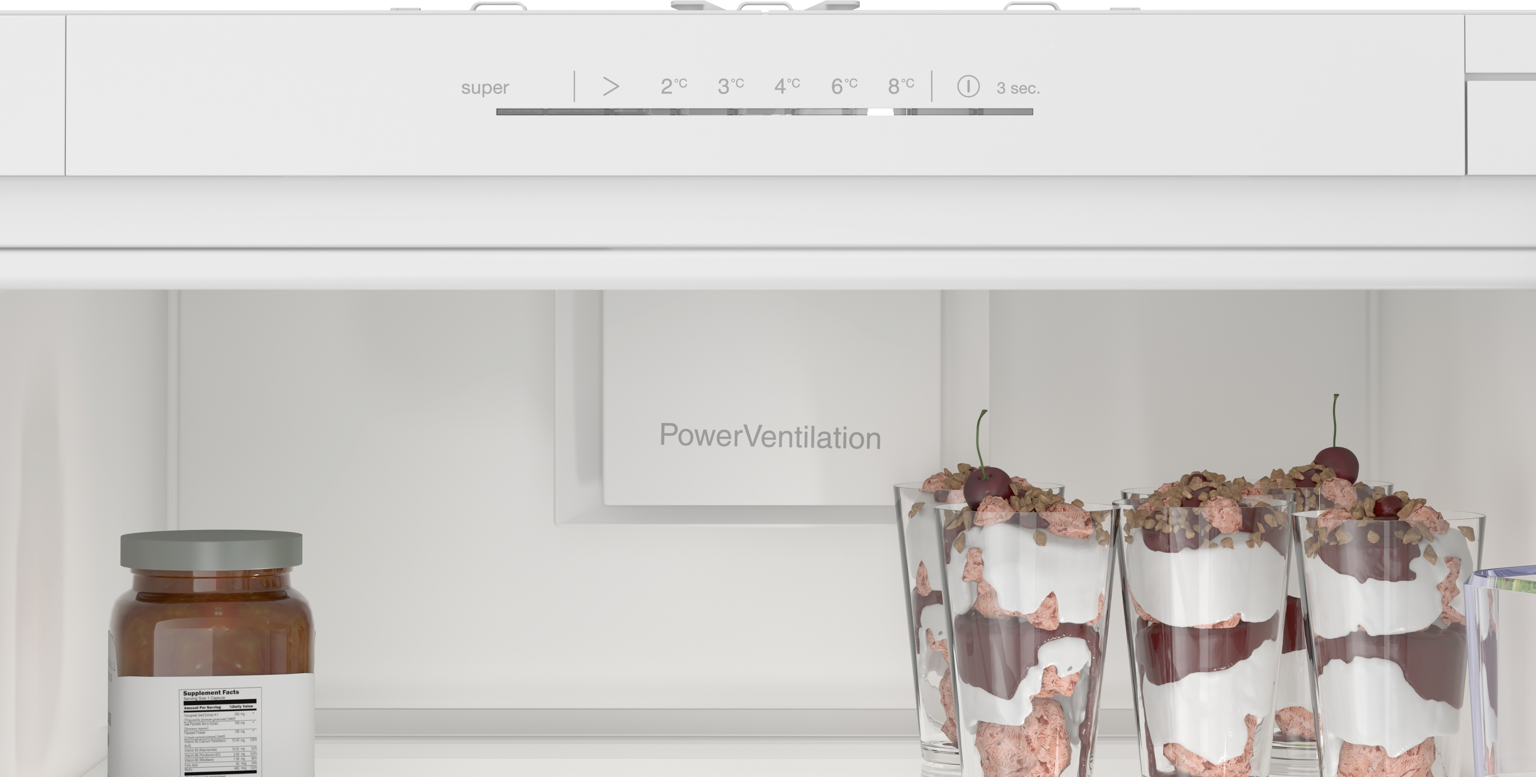 Kühlschrank-Innenansicht mit Regalen, Gläsern und Parfaits. PowerVentilation.