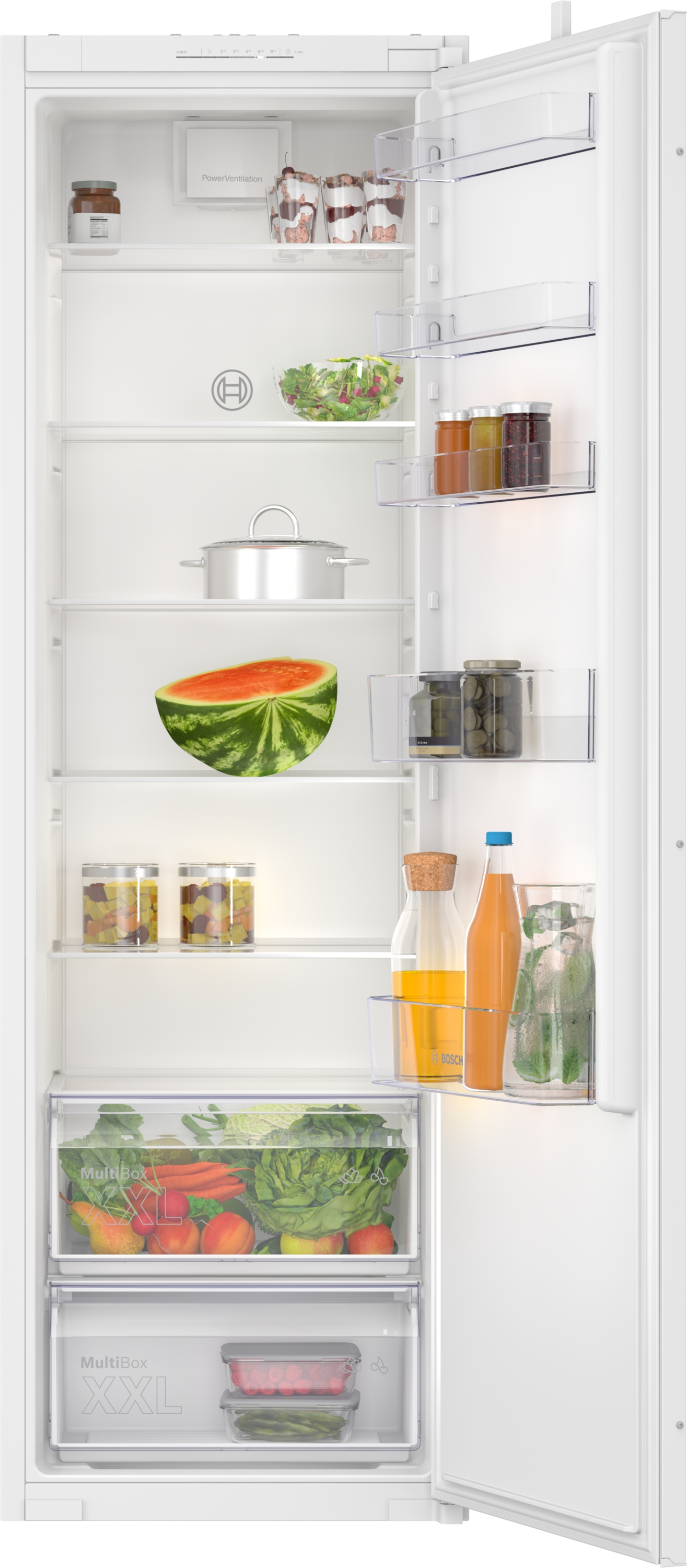 Kühlschrankinnenraum mit Regalen, Lebensmitteln und einer Wassermelone. Die Tür ist offen.
