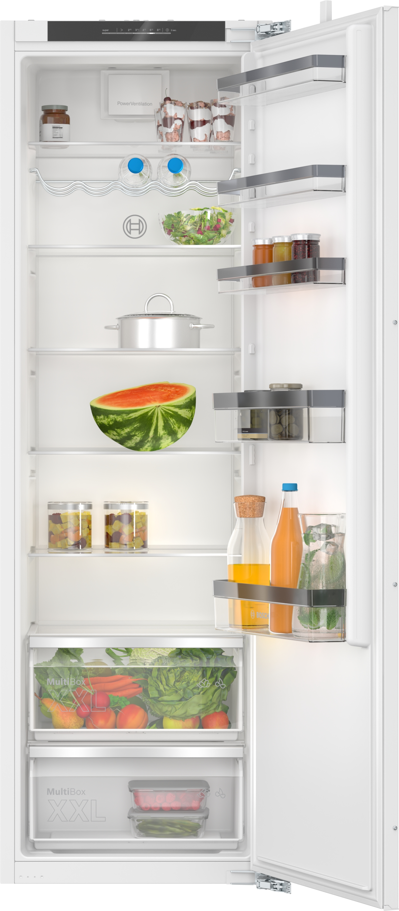 Offener weißer Kühlschrank gefüllt mit Lebensmitteln, einschließlich Wassermelone.