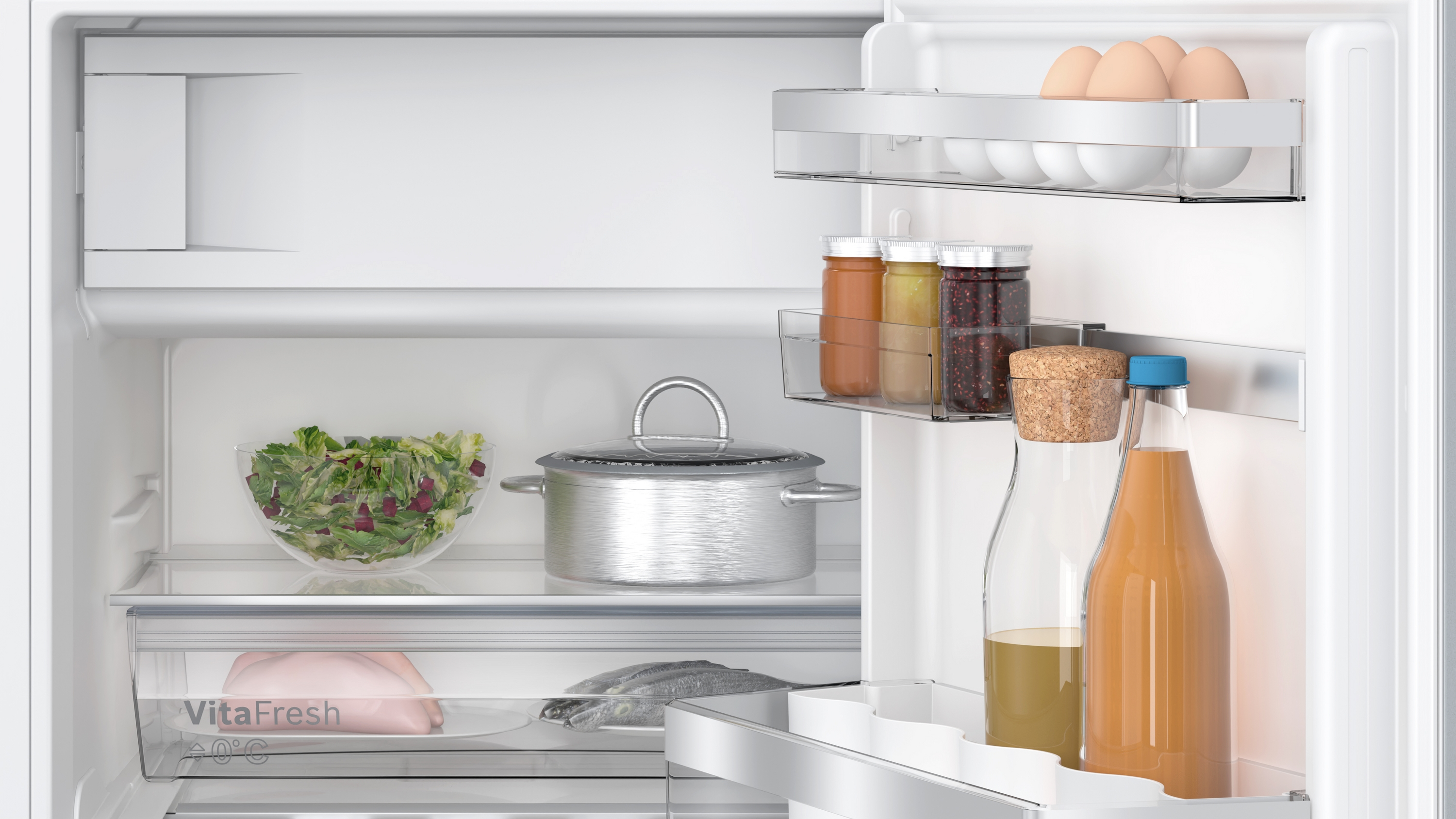 Offener Kühlschrank mit Lebensmitteln: Salat, Topf, Fisch, Gläser, Flaschen, Eier. Weißer Innenraum.