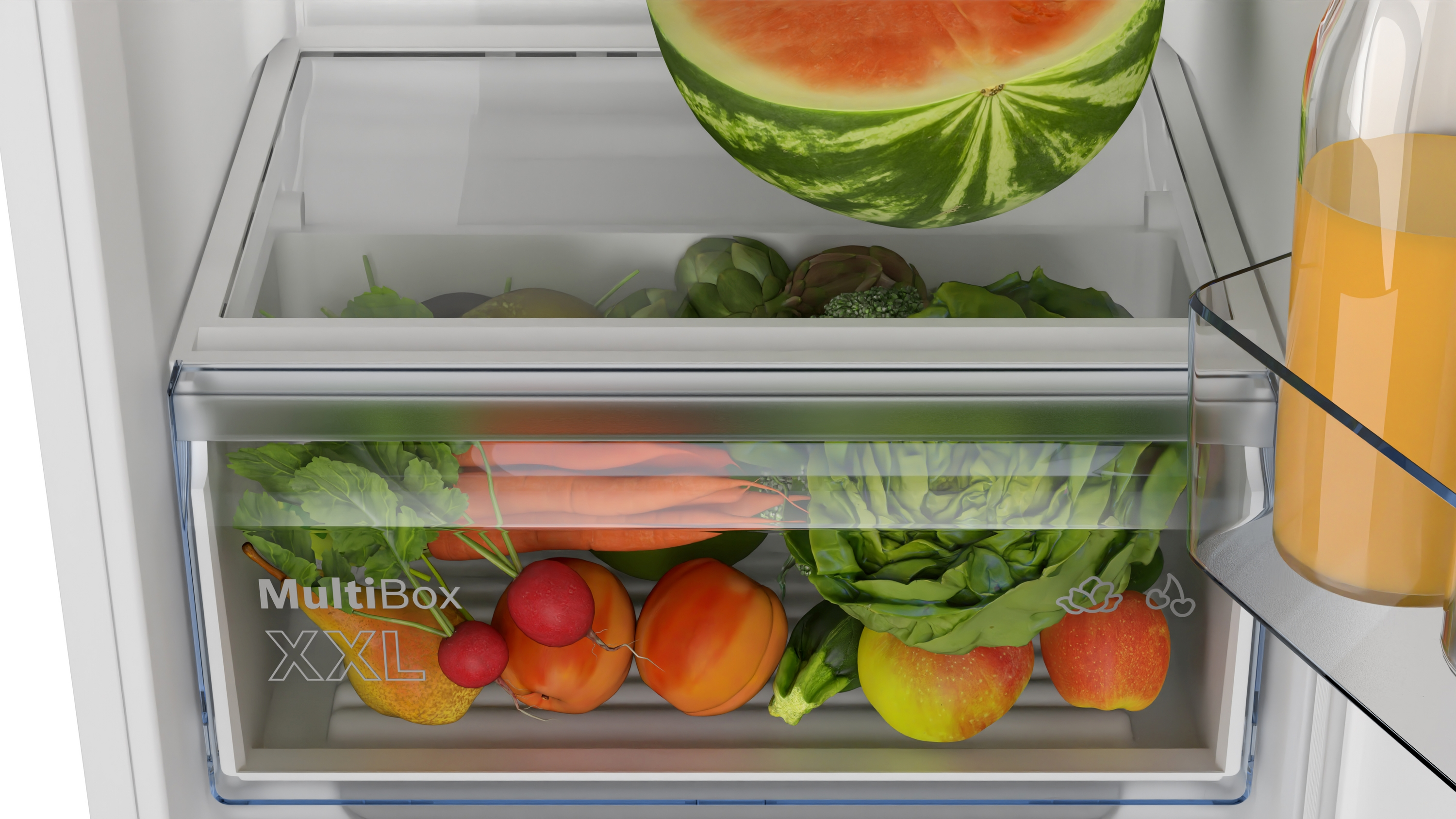 Kühlschrankinnenraum mit Wassermelone und Gemüse in einer MultiBox XXL-Schublade.