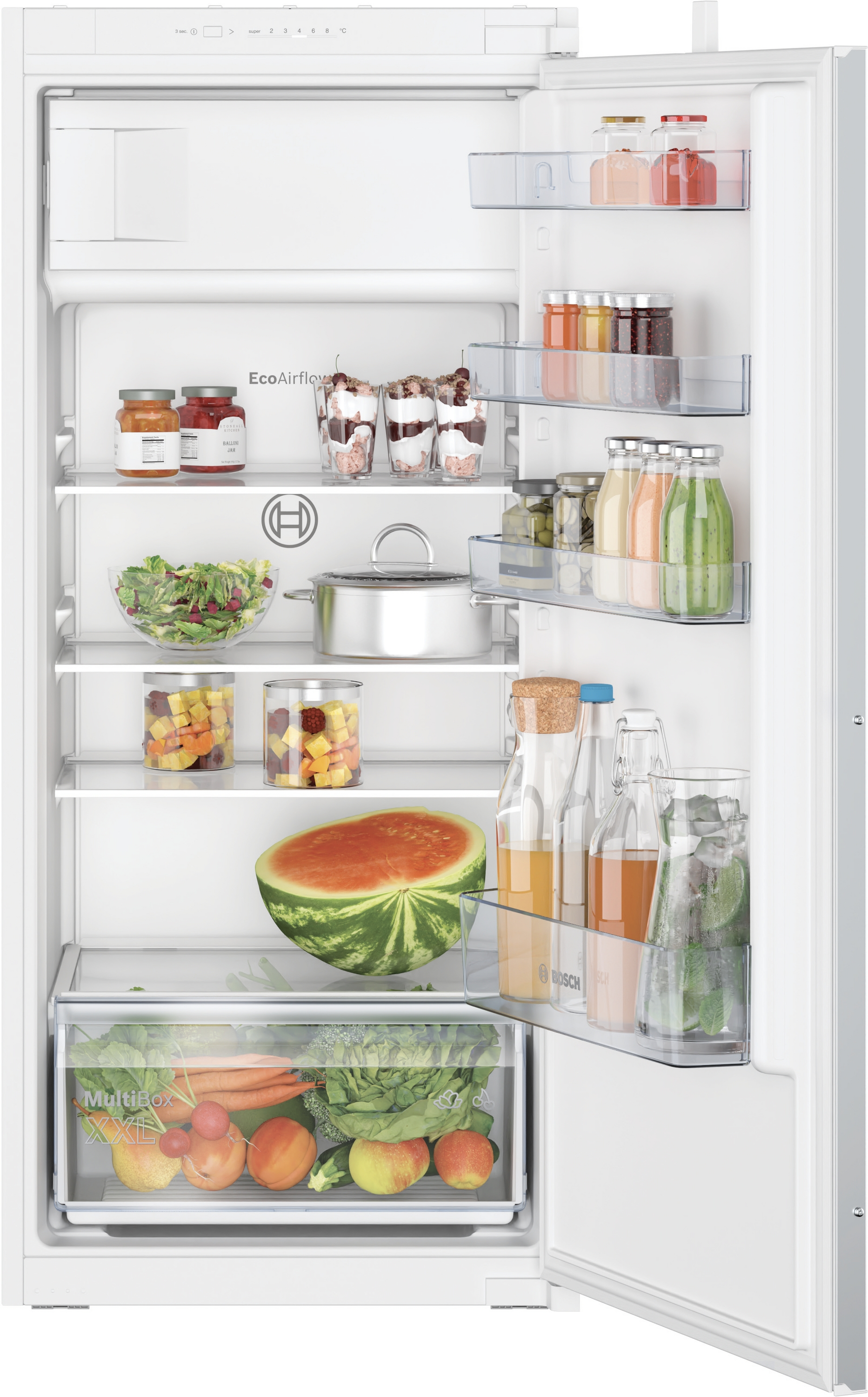 Offener Kühlschrank mit Lebensmitteln. Obst, Gemüse, Gläser. Glasböden und Schubladen.