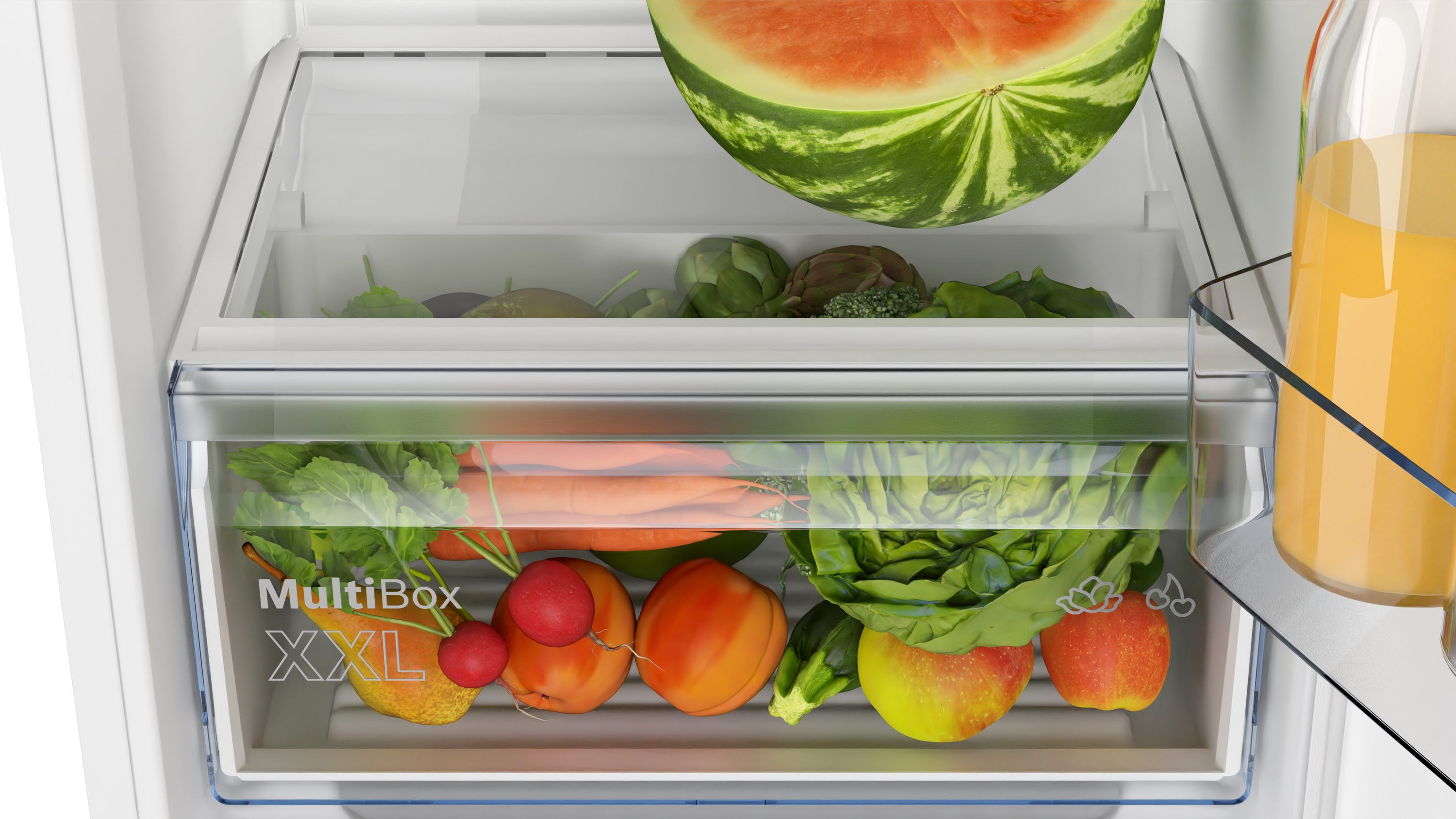 Kühlschrank-Innenraum mit Produkten. MultiBox XXL-Schublade gefüllt mit Obst und Gemüse.