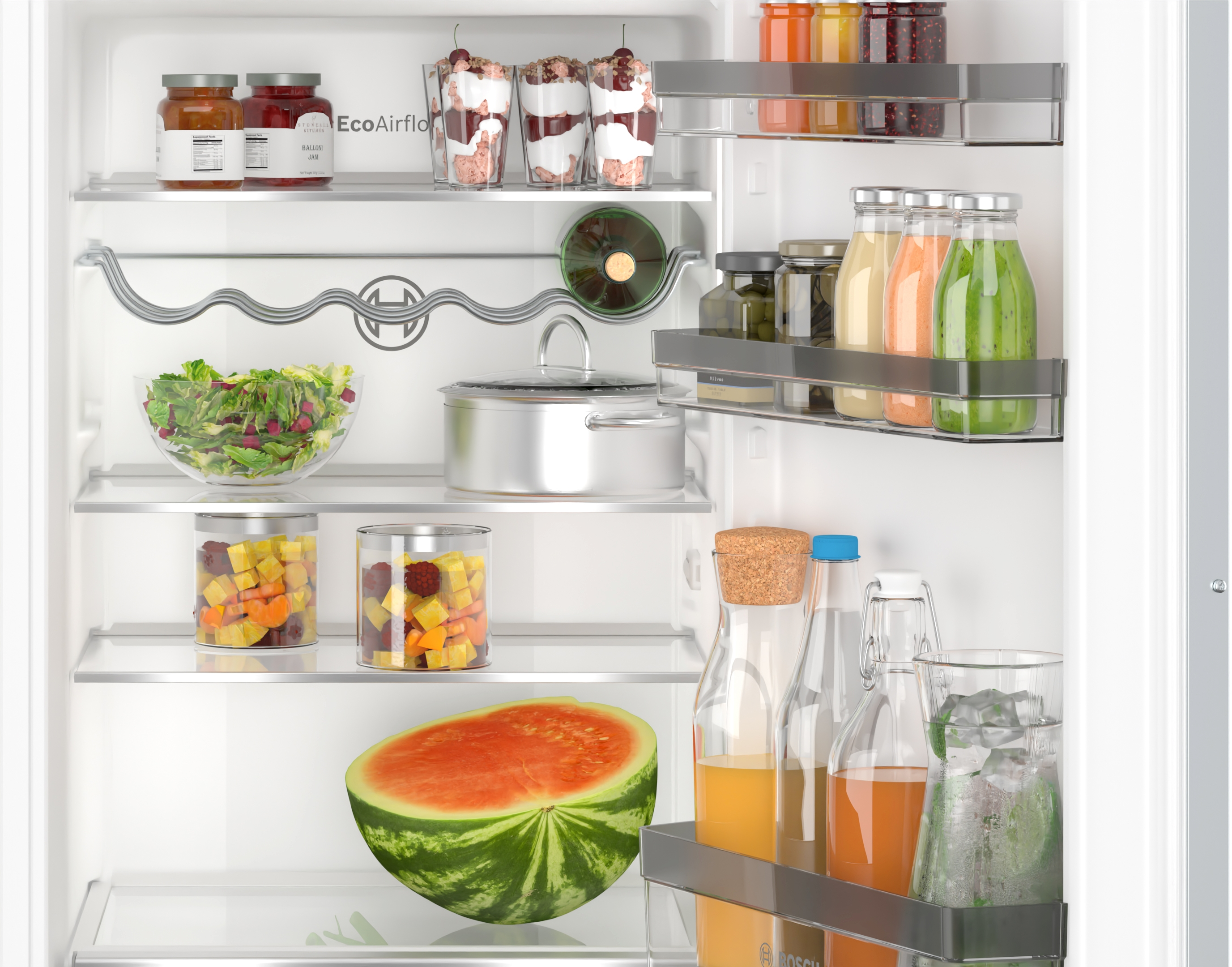 Kühlschrankinnenraum mit Lebensmitteln: Gläsern, Flaschen, Salat, Topf, Wassermelone und Regalen.