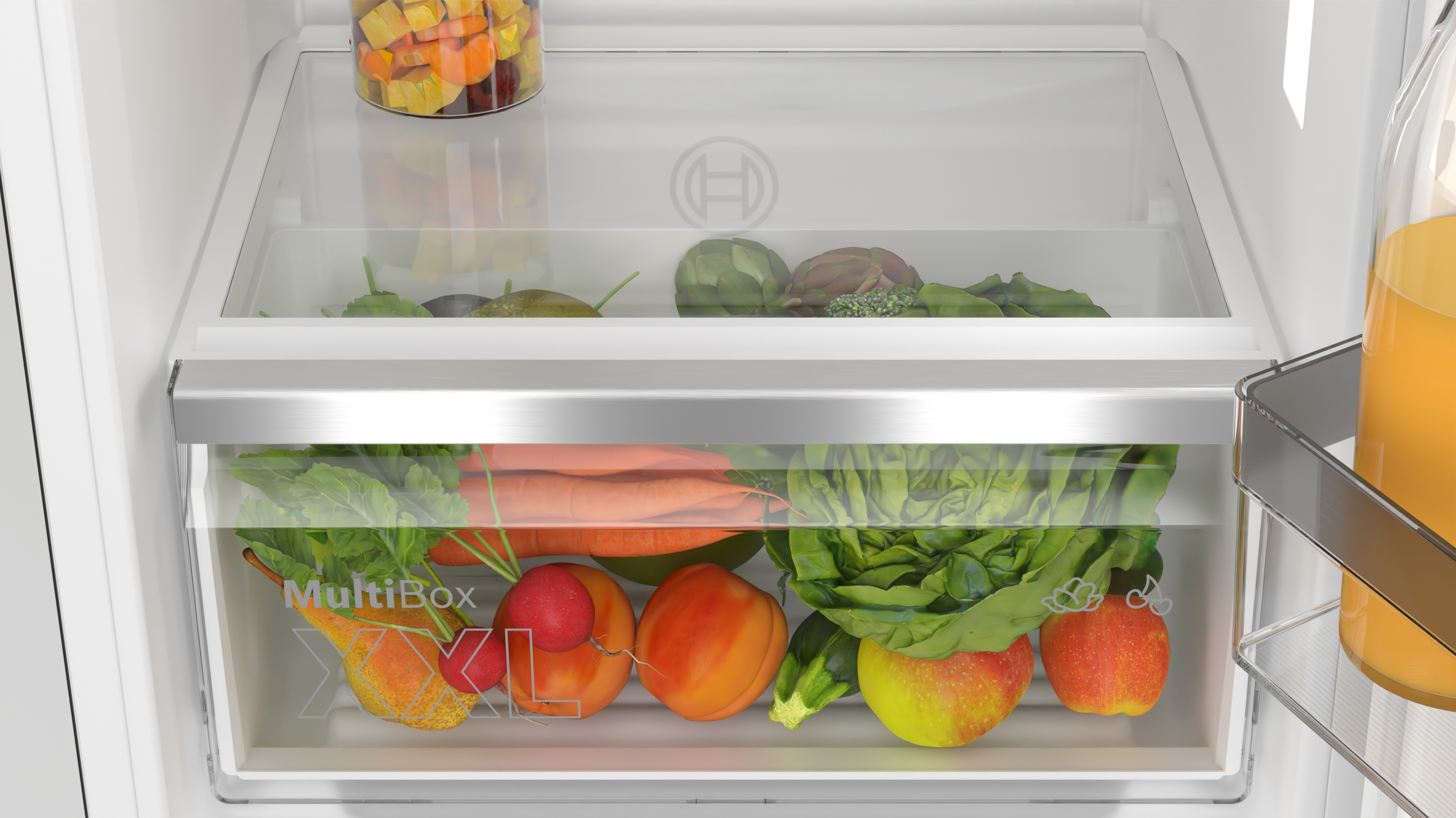 Kühlschublade mit Gemüse und Obst gefüllt. MultiBox XXL. Frische Produkte.