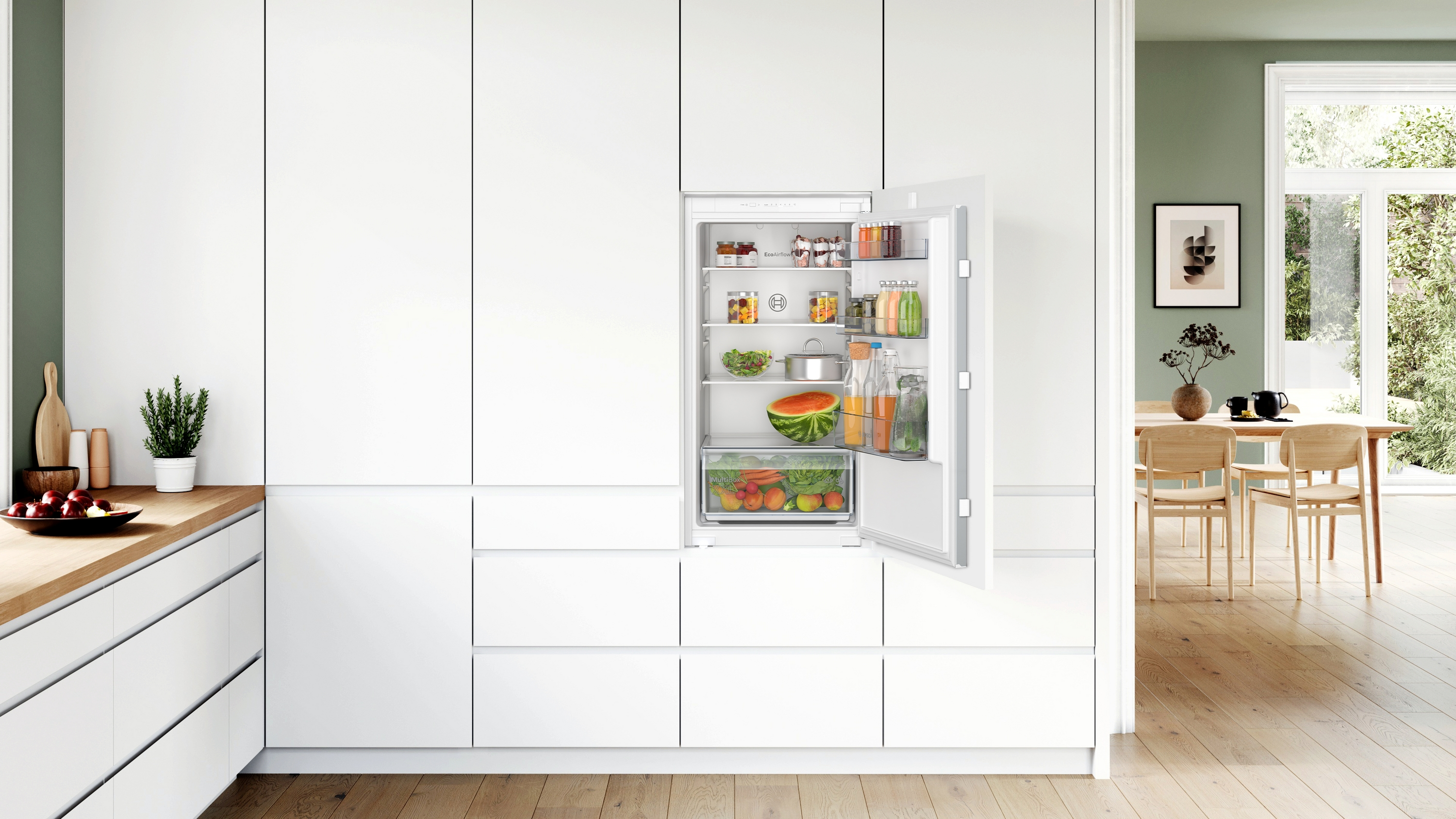 Offener Kühlschrank in weißer Küchenumgebung. Der Innenraum ist sichtbar.